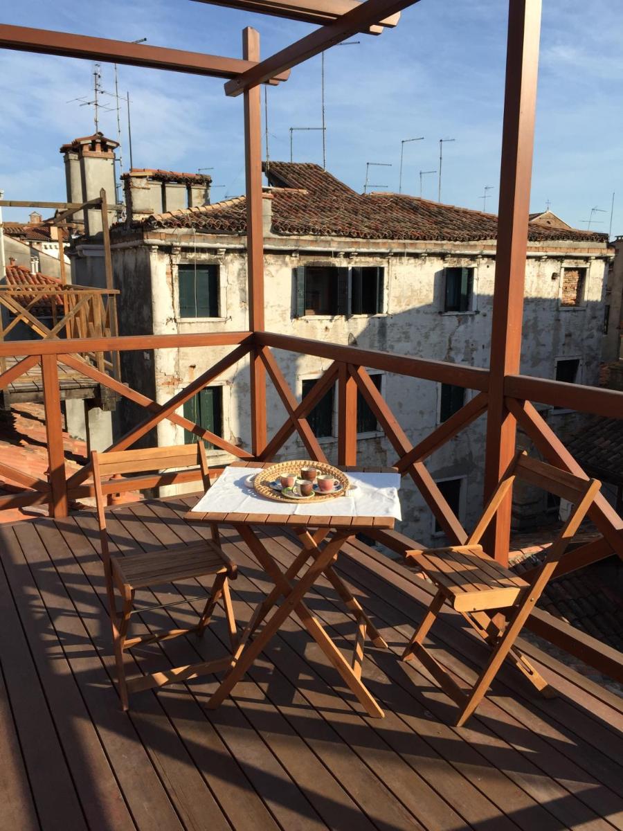 Rialto Three Bedroom Apartment - Split Level photo 2