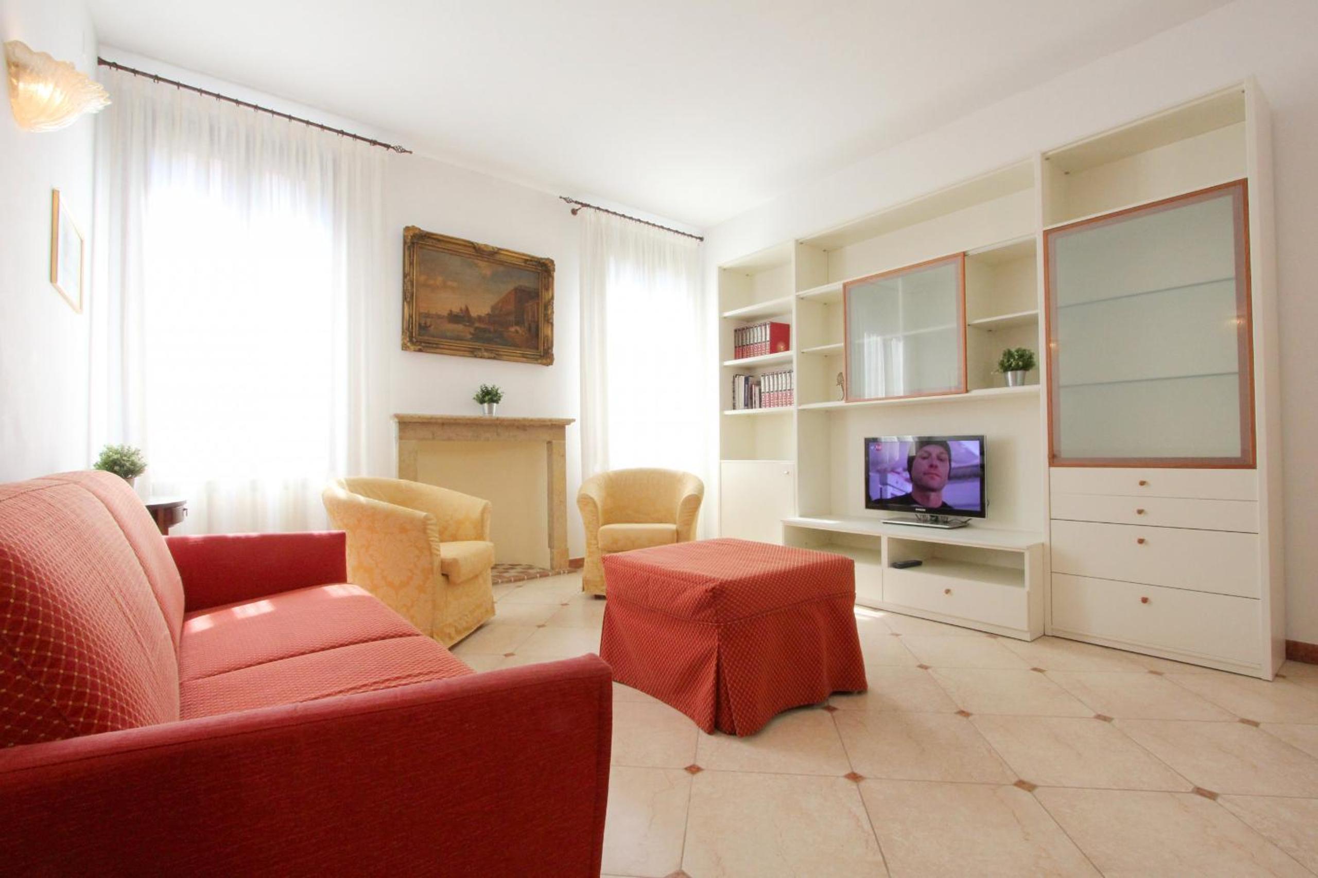 One-Bedroom Apartment photo 1