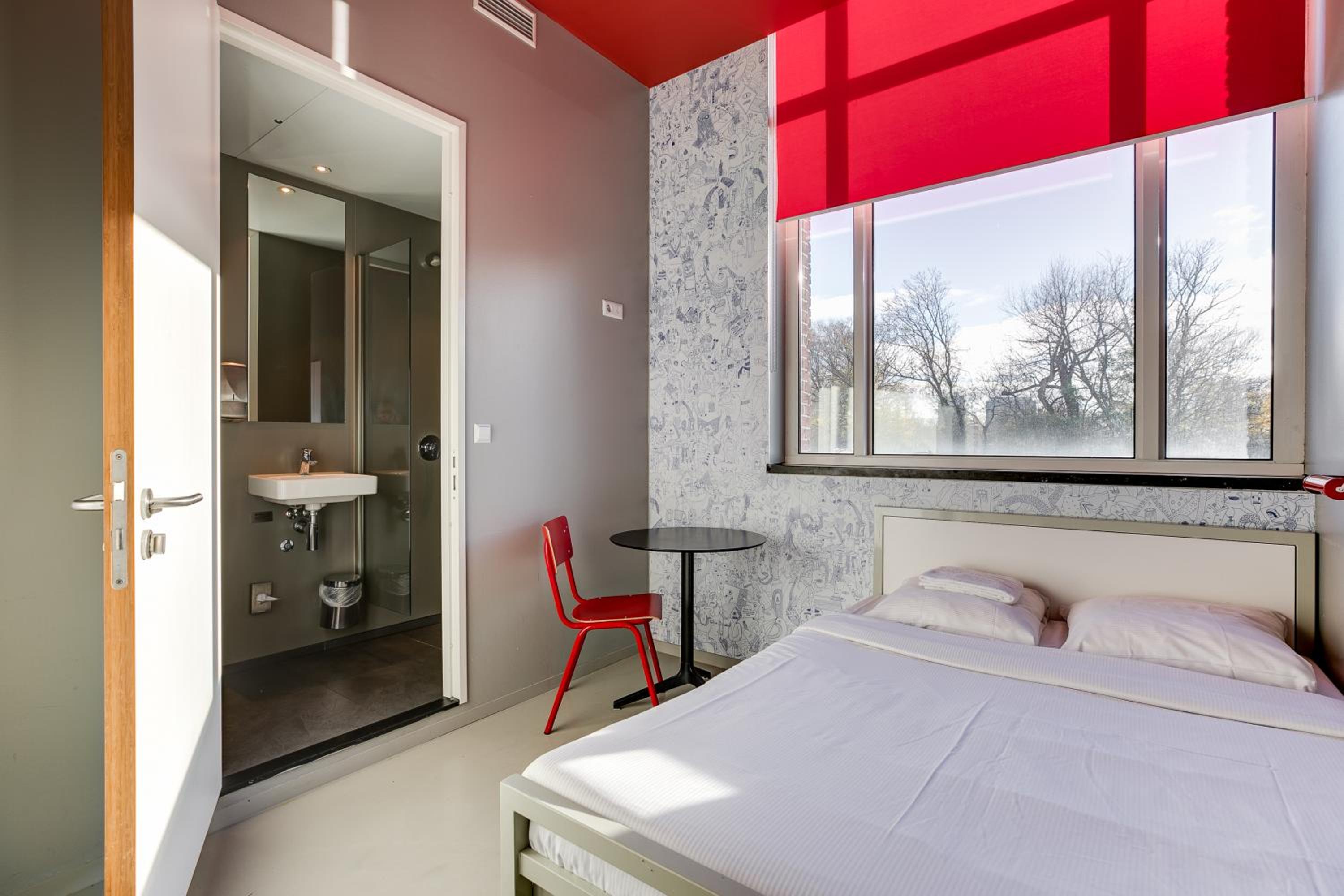 Private double room with attached bathroom photo 1