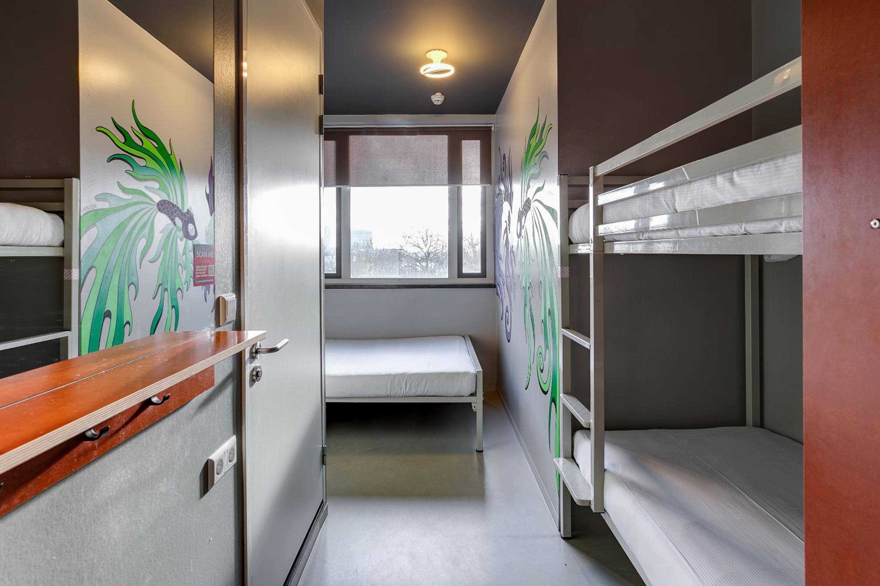 Private quadruple room with attached bathroom photo 3