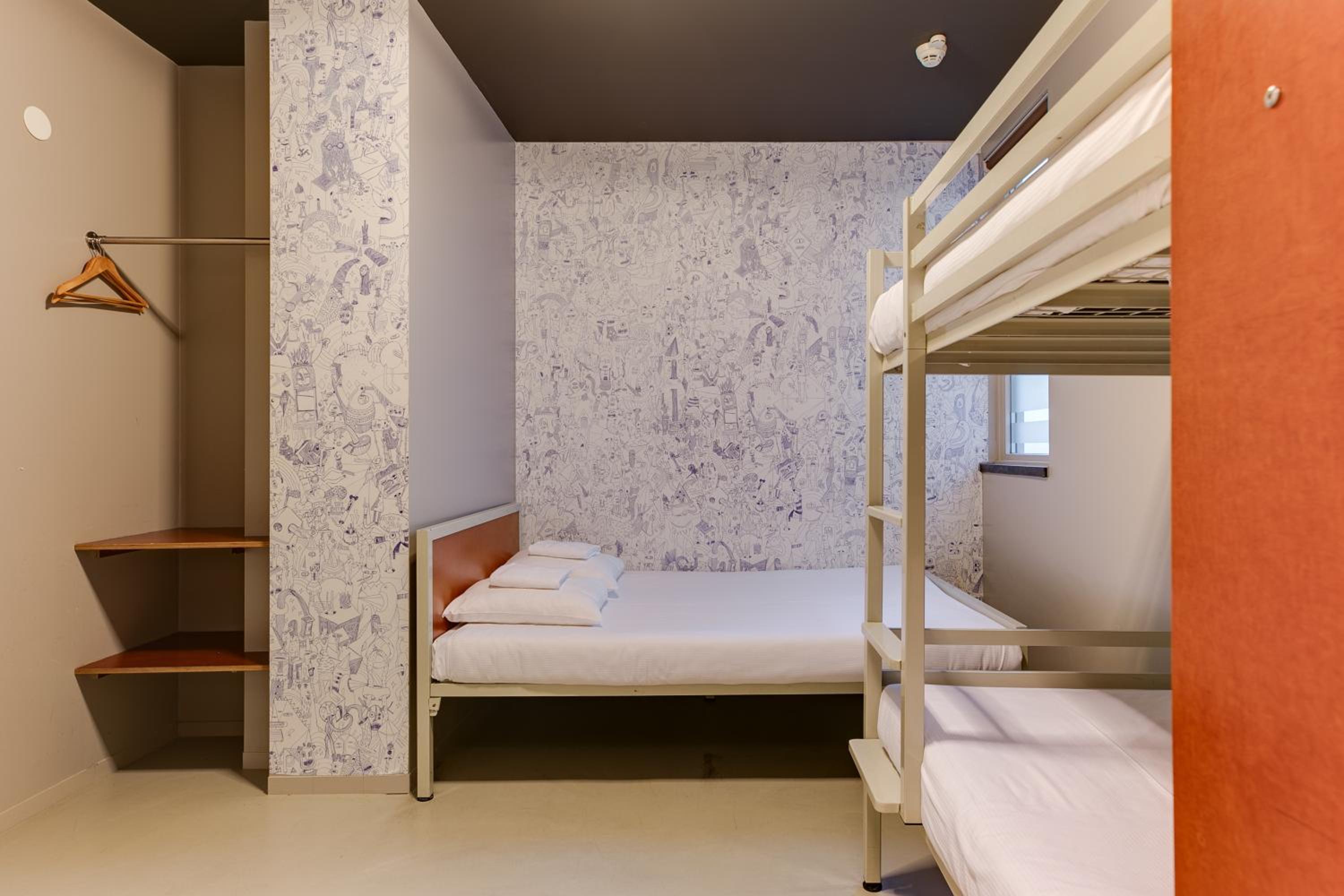 Private quadruple room with attached bathroom photo 2