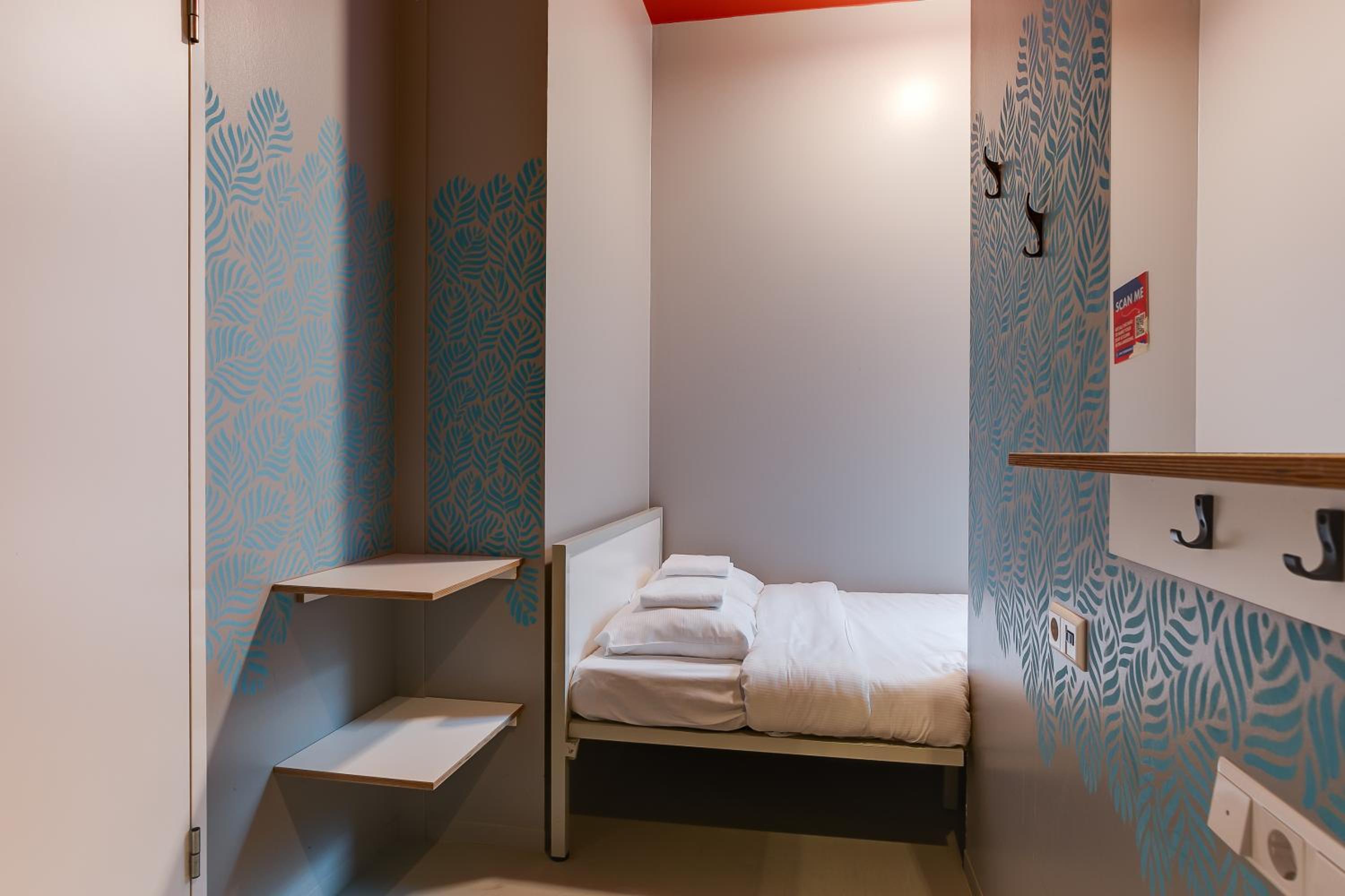 Private single room with attached bathroom photo 2