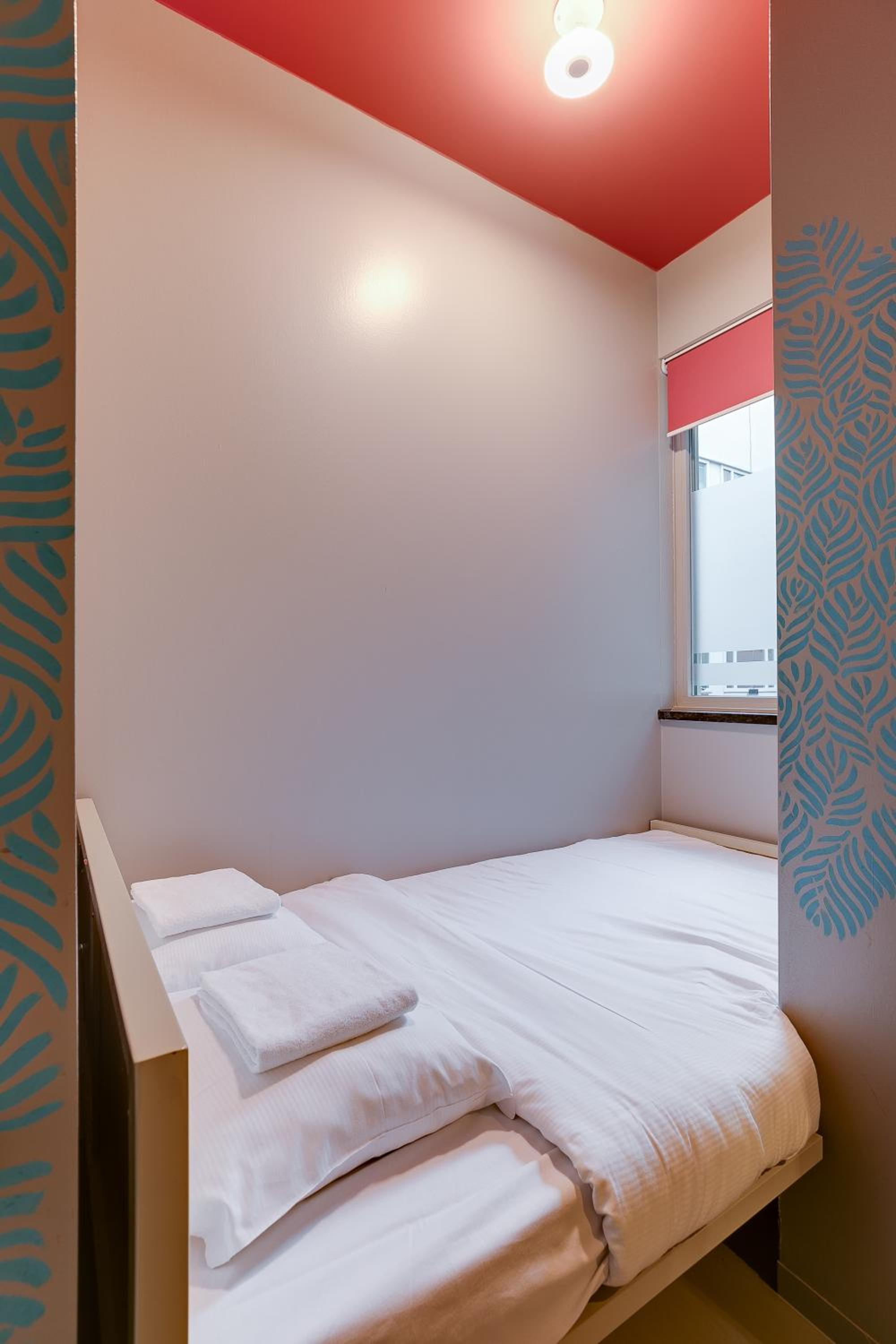 Private single room with attached bathroom photo 1