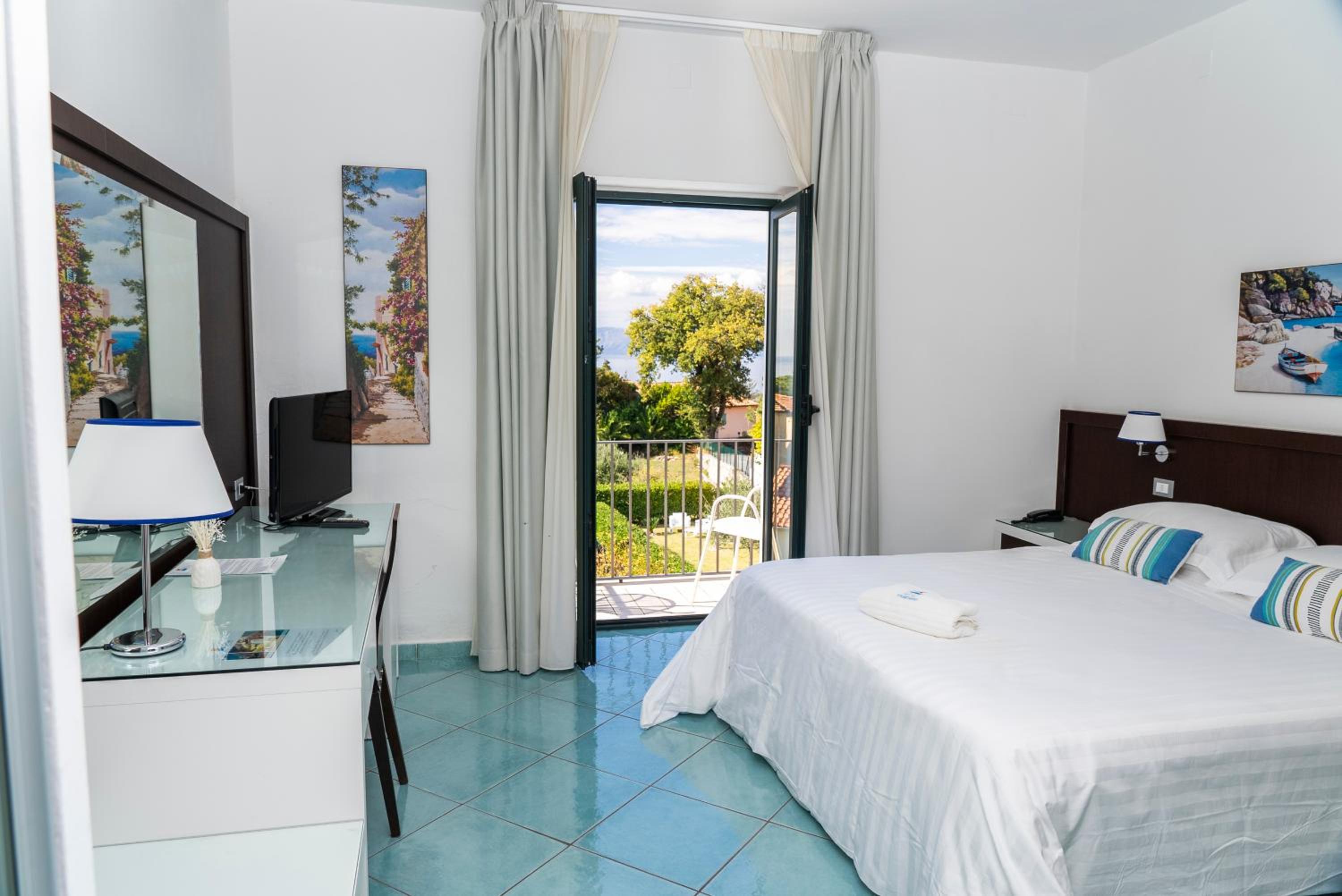 Deluxe Room - Photo 6