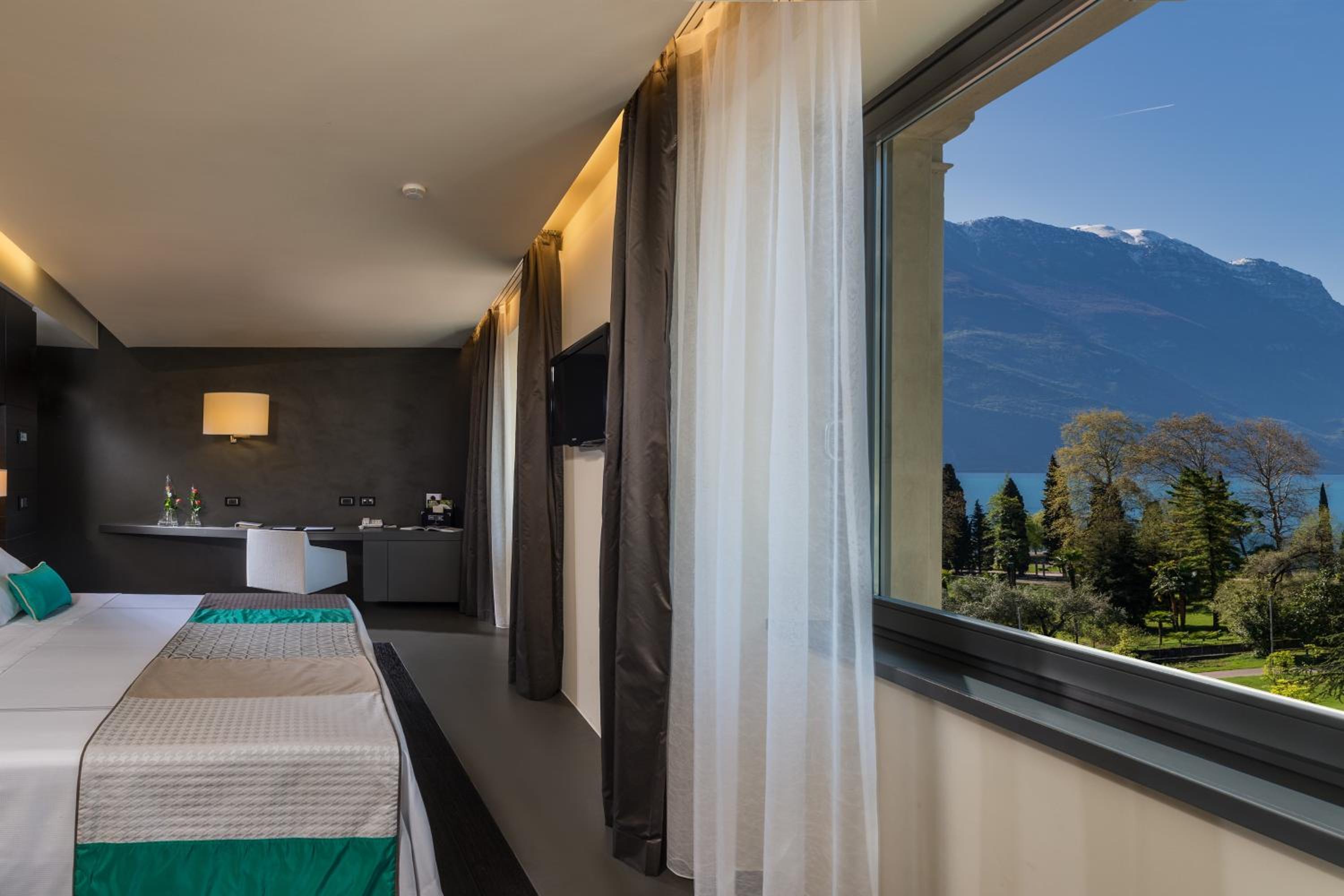 Double or Twin Room with Lake View - Photo 3