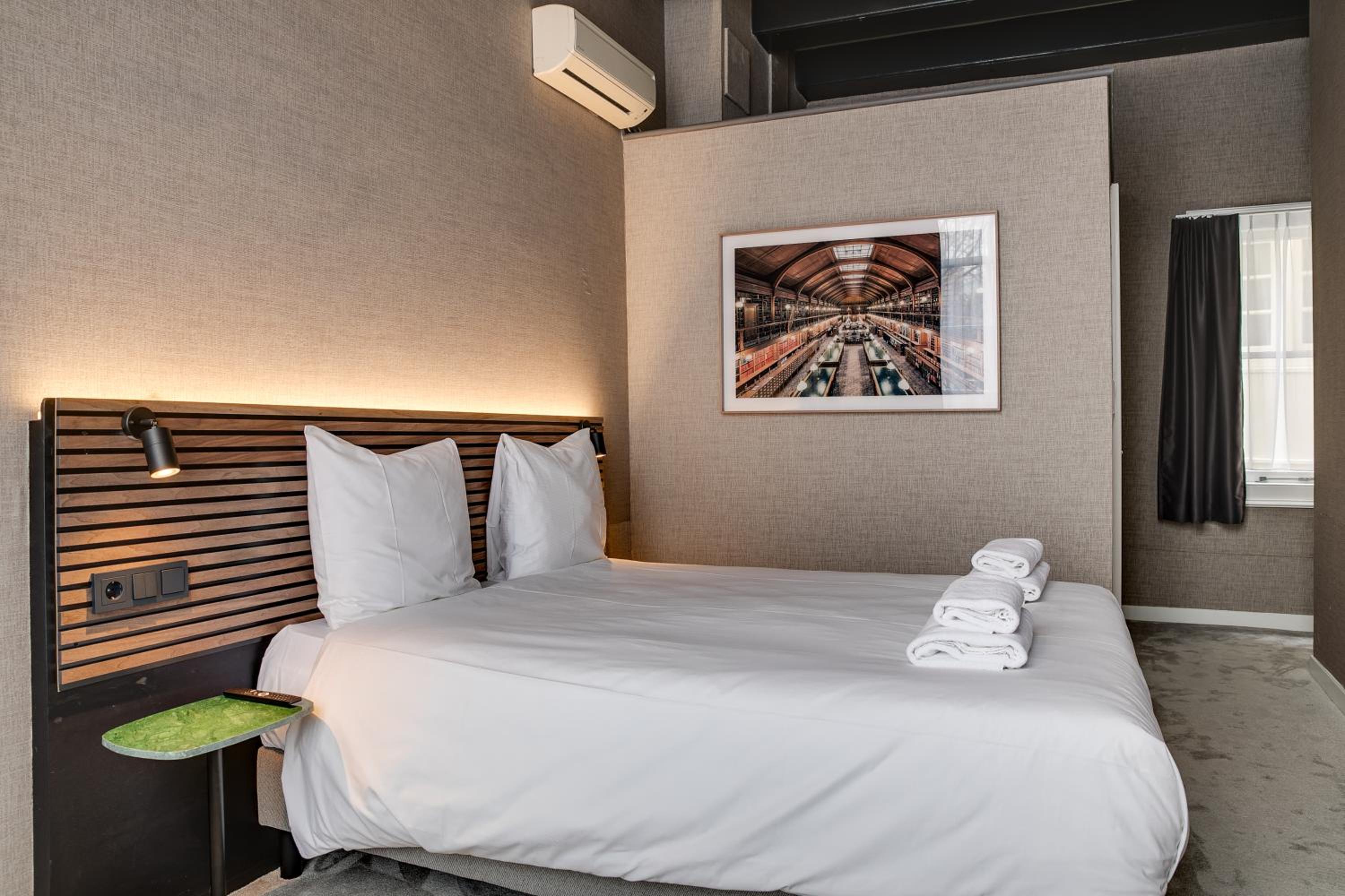 Canal View Room thumbnail 6