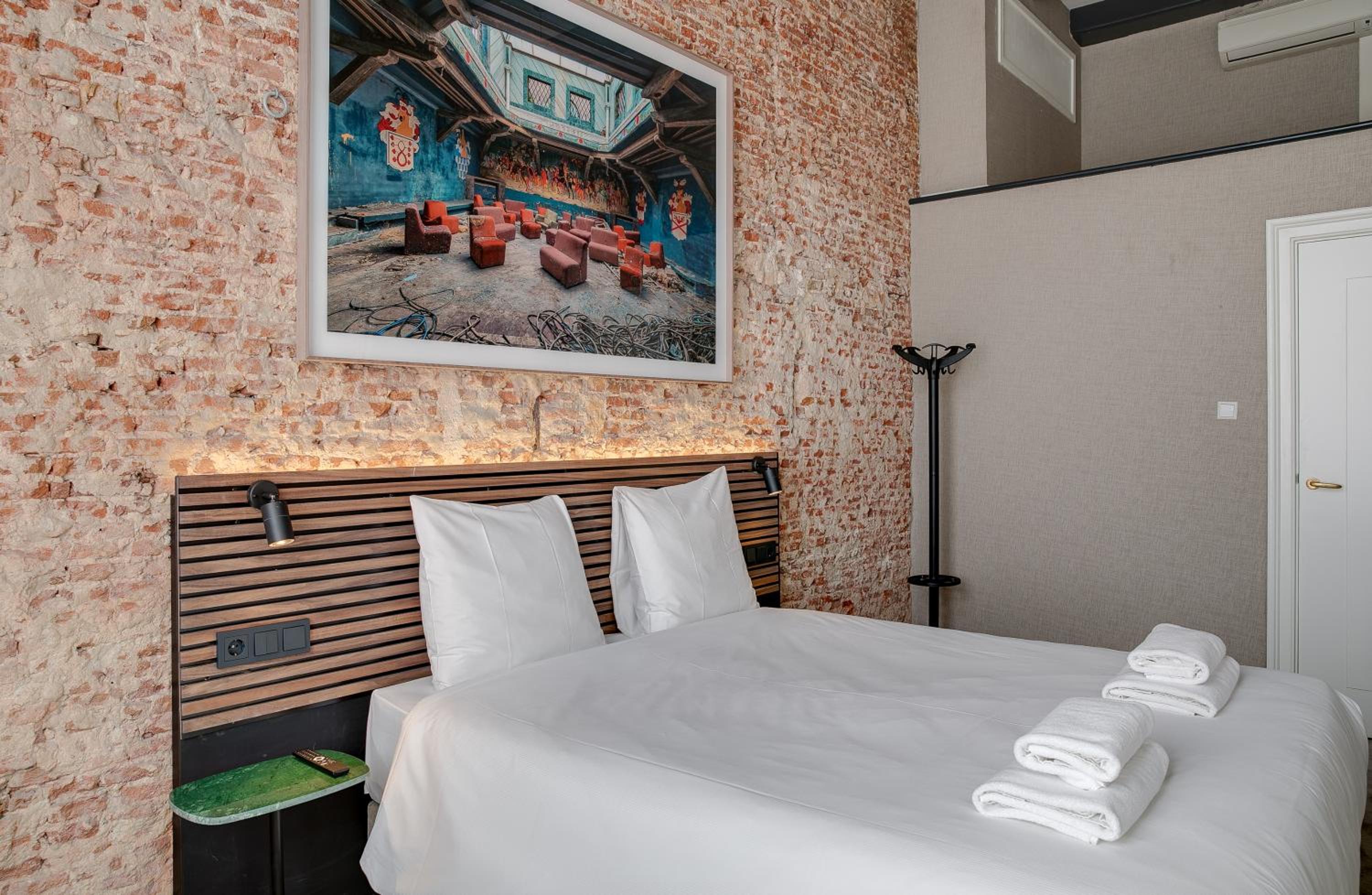 Canal View Room thumbnail 5