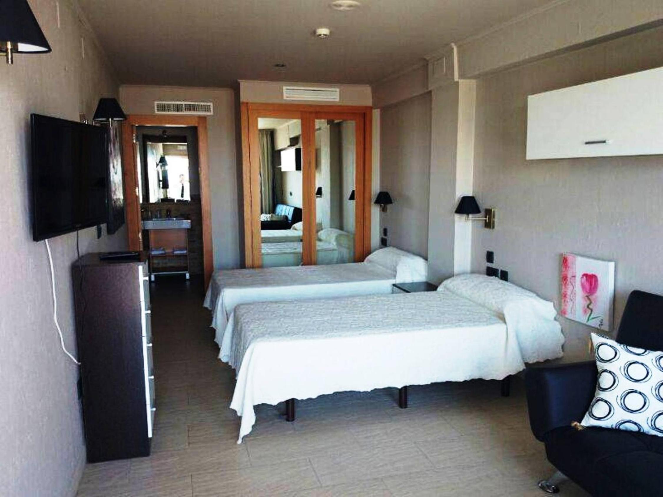 Double Room - Photo 12