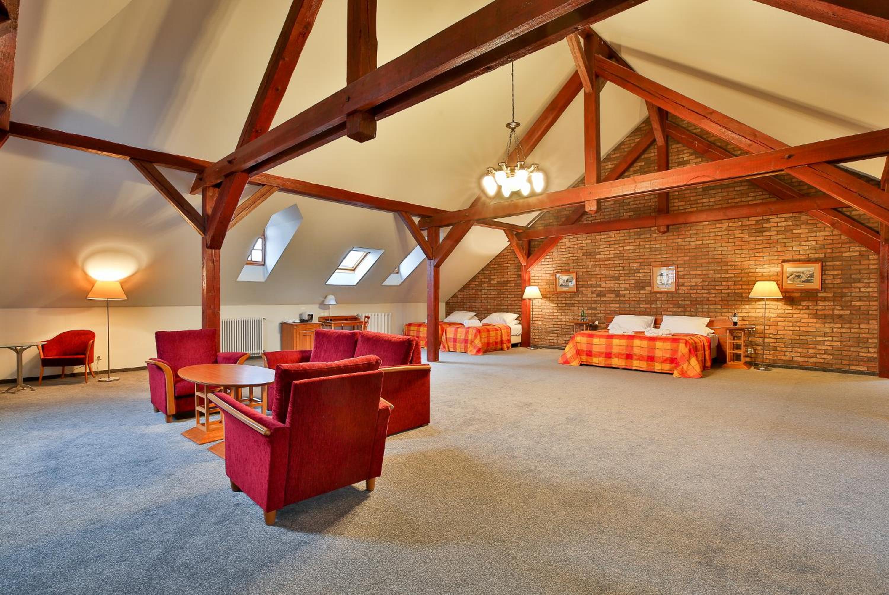 Superior Family Room photo 1