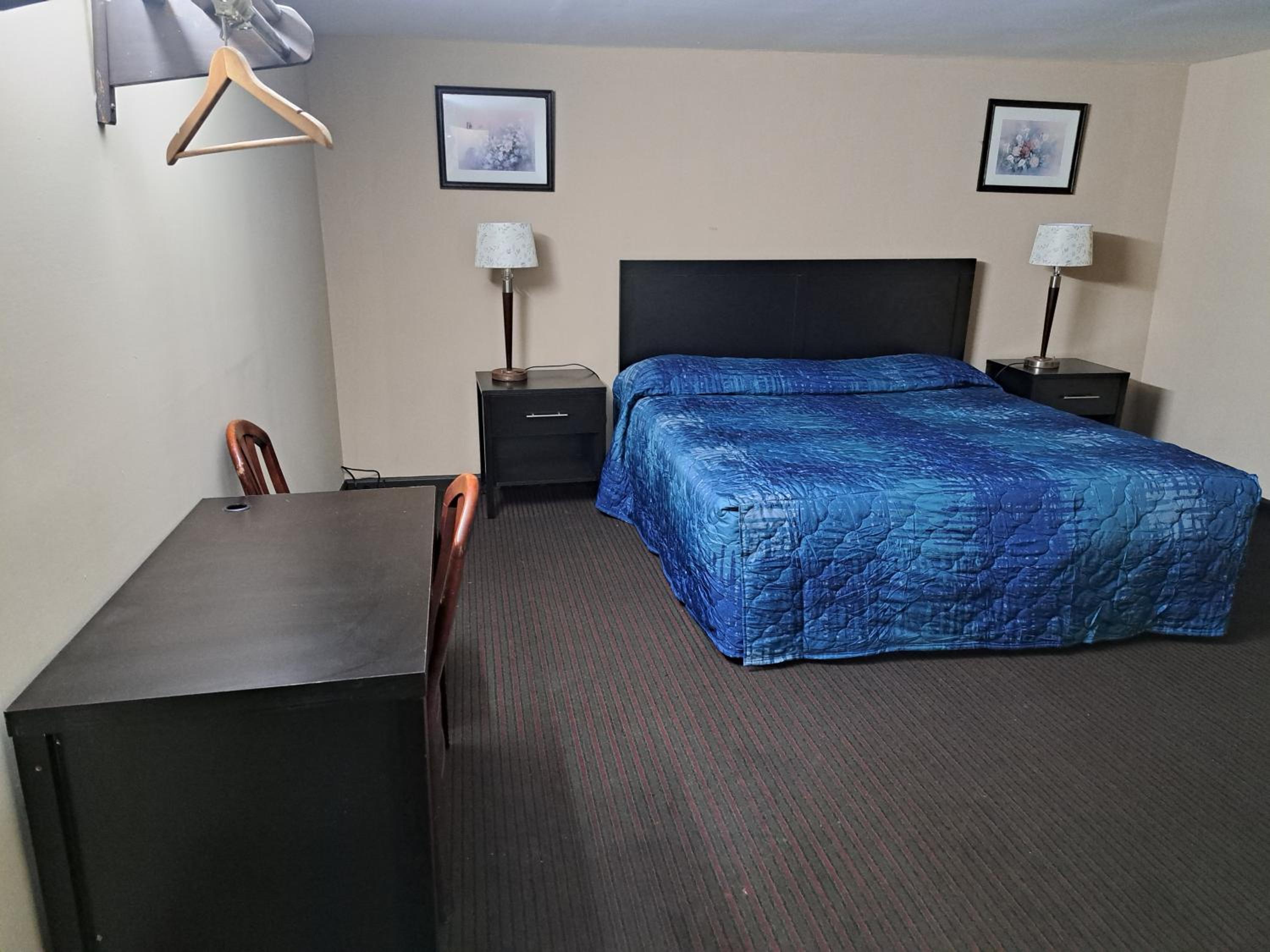 Standard King Room - Photo 5
