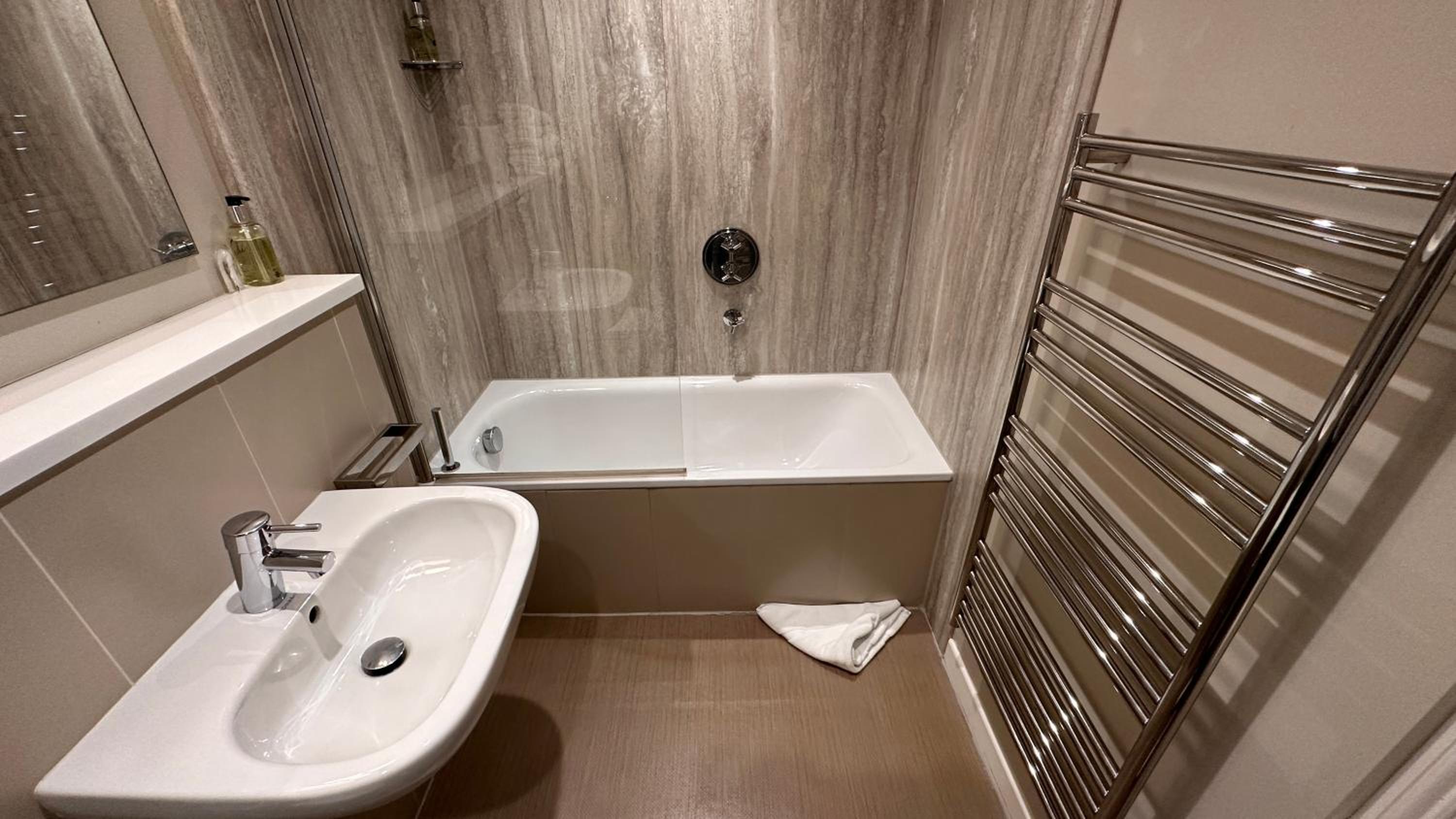 Twin Room With Bath photo 2
