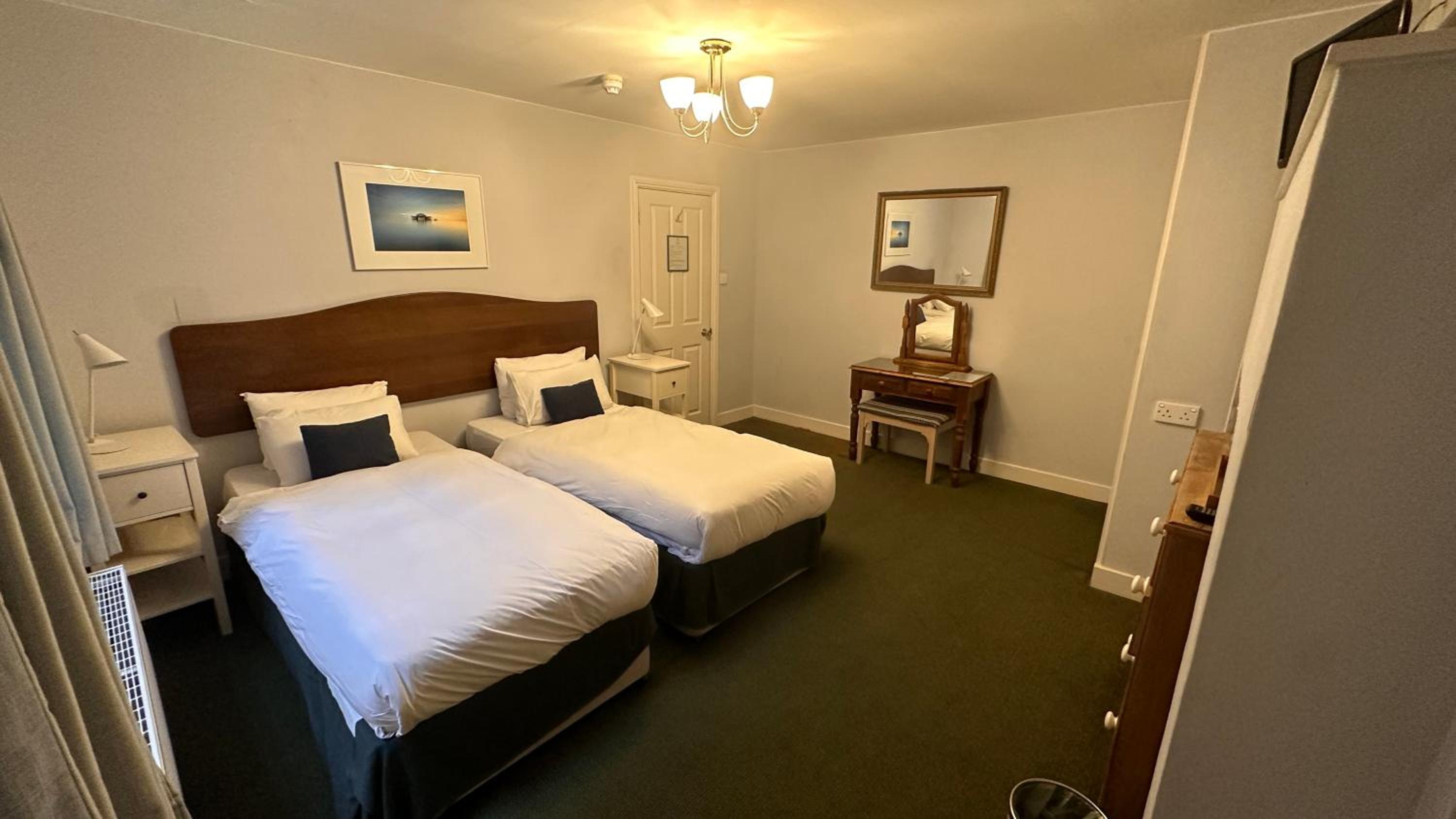 Twin Room With Bath photo 3