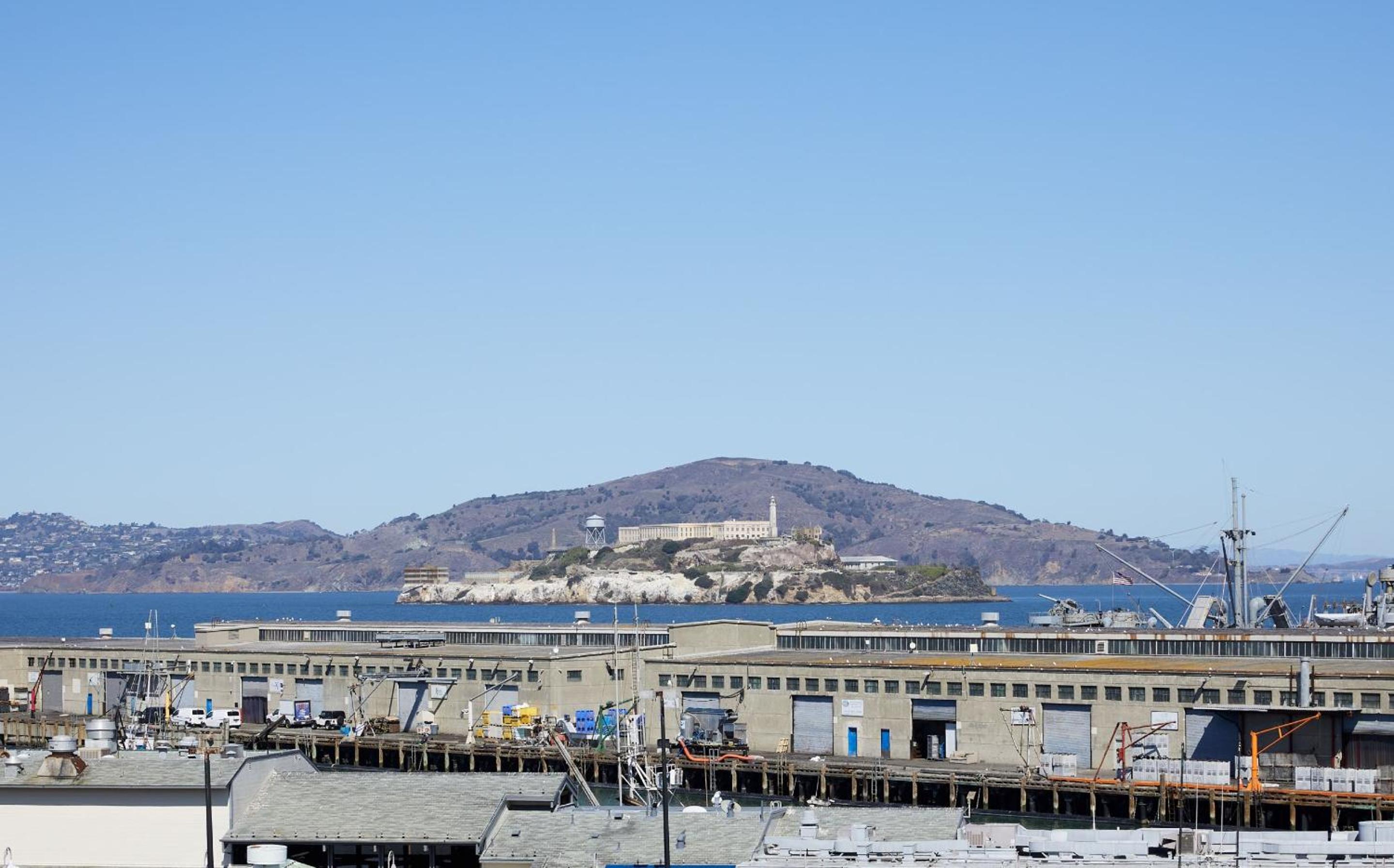 Premium King Room with Bay View - Photo 11