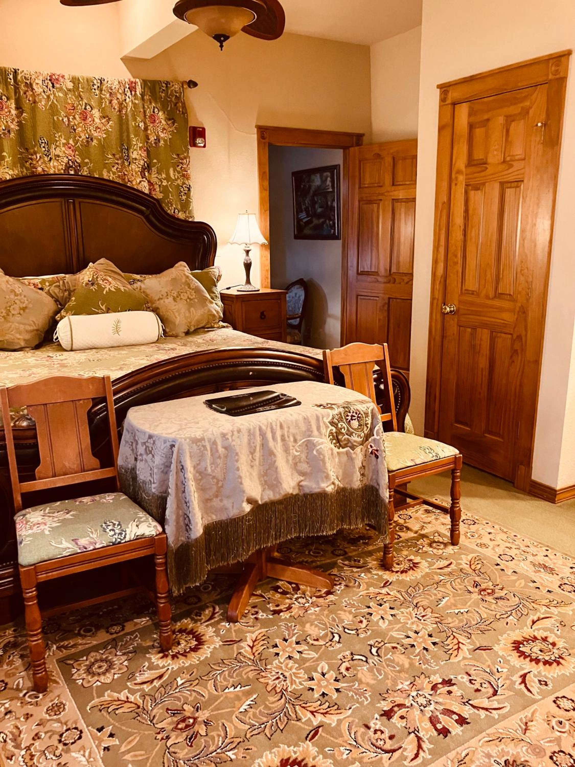 Deluxe King Suite