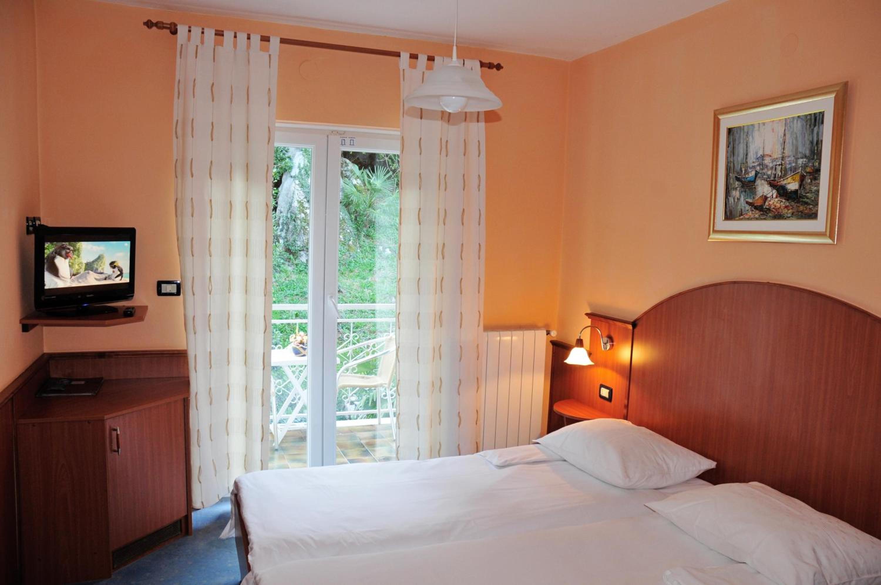 Double or Twin Room with Mountain View