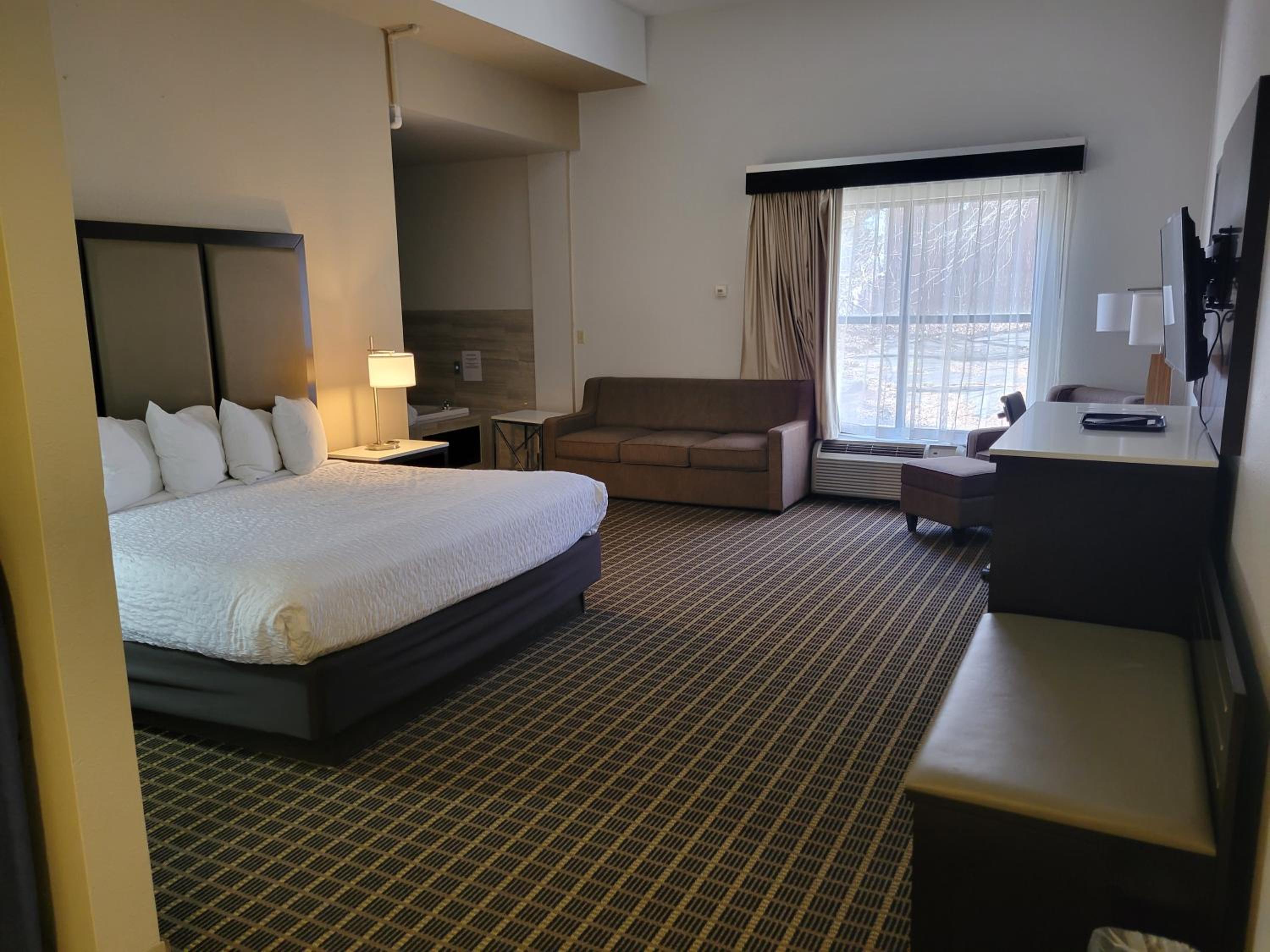 King Suite With Hot Tub - Non-Smoking photo 1