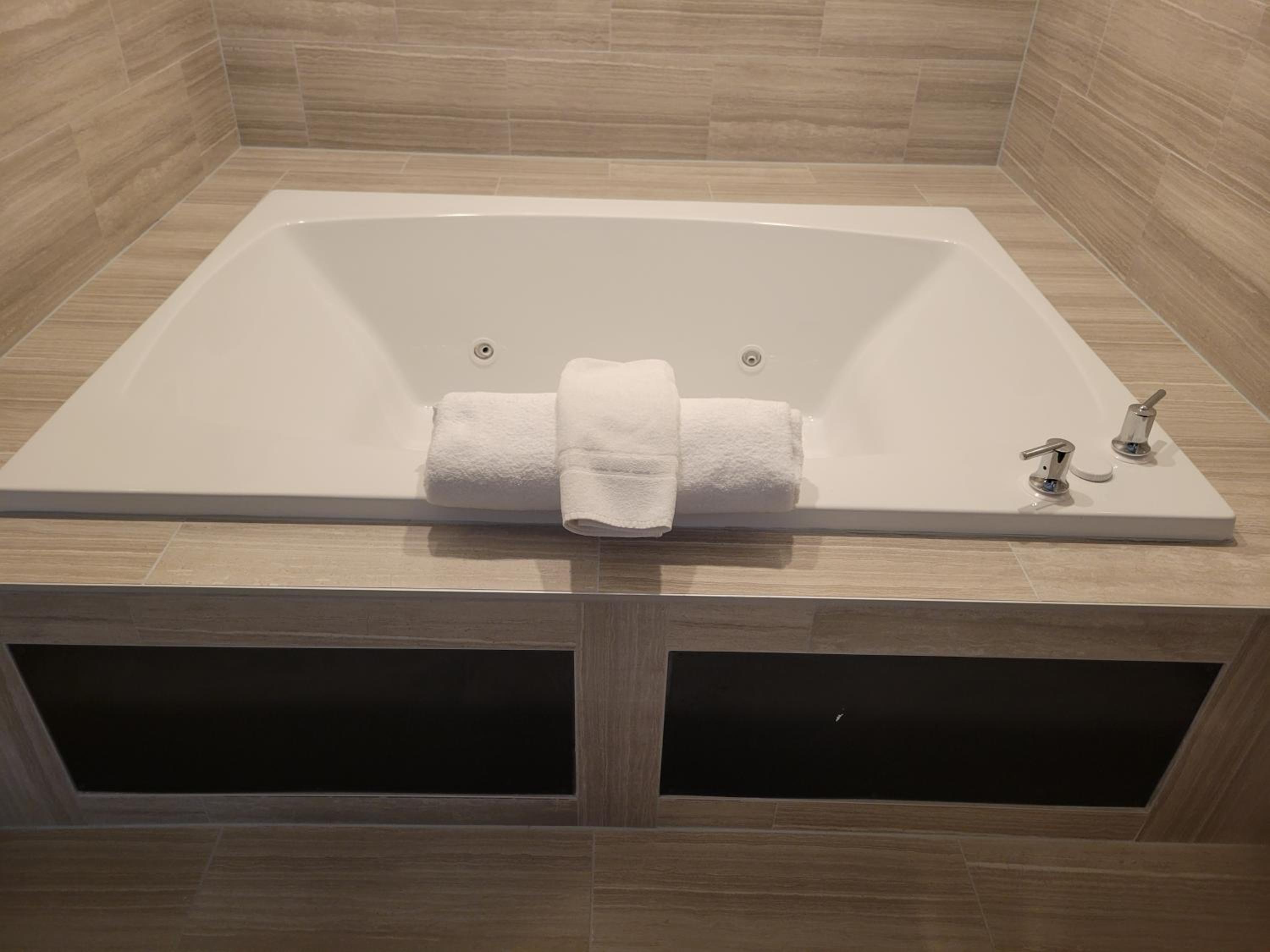 King Suite With Hot Tub - Non-Smoking photo 2