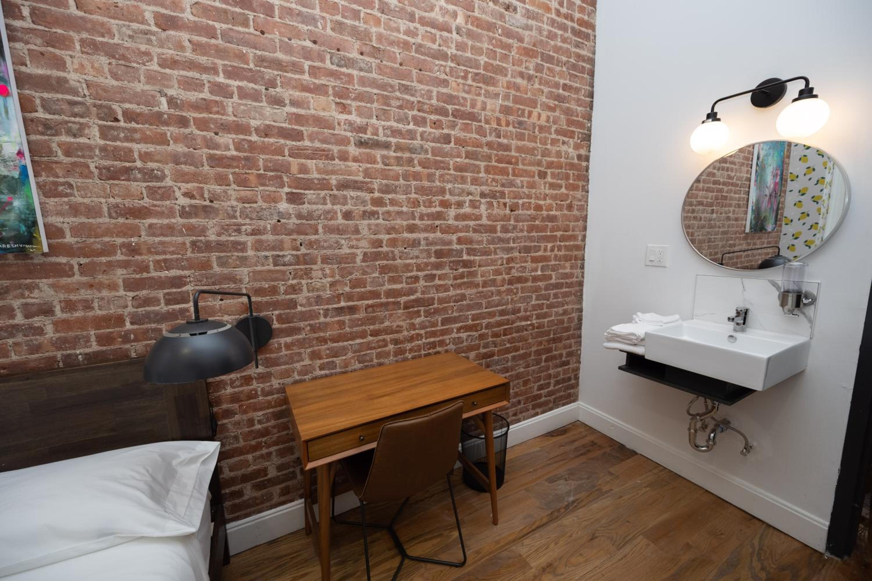 Queen Room with Shared Bathroom thumbnail 5