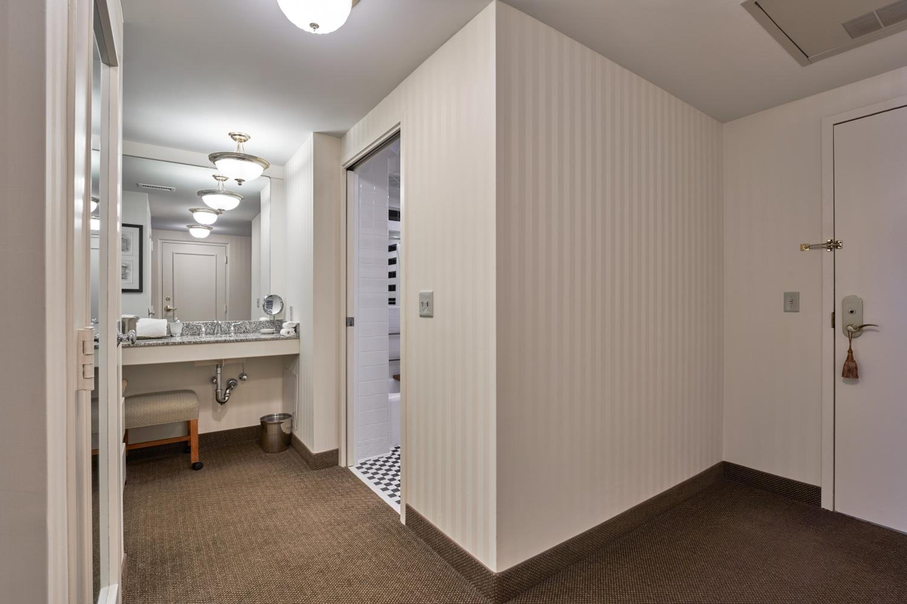 Queen Room - Disability Access photo 2