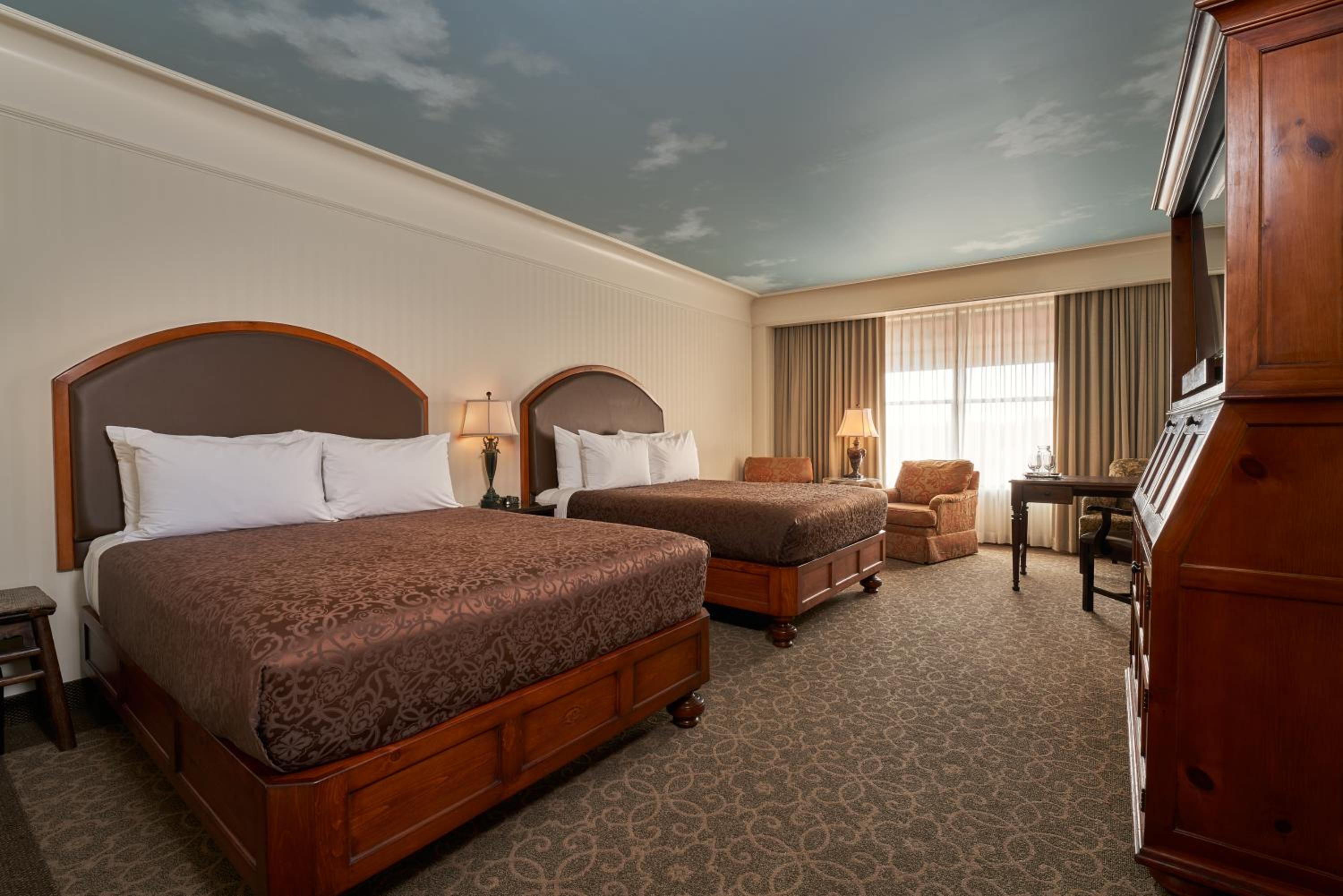 Queen Room with Two Queen Beds photo 1