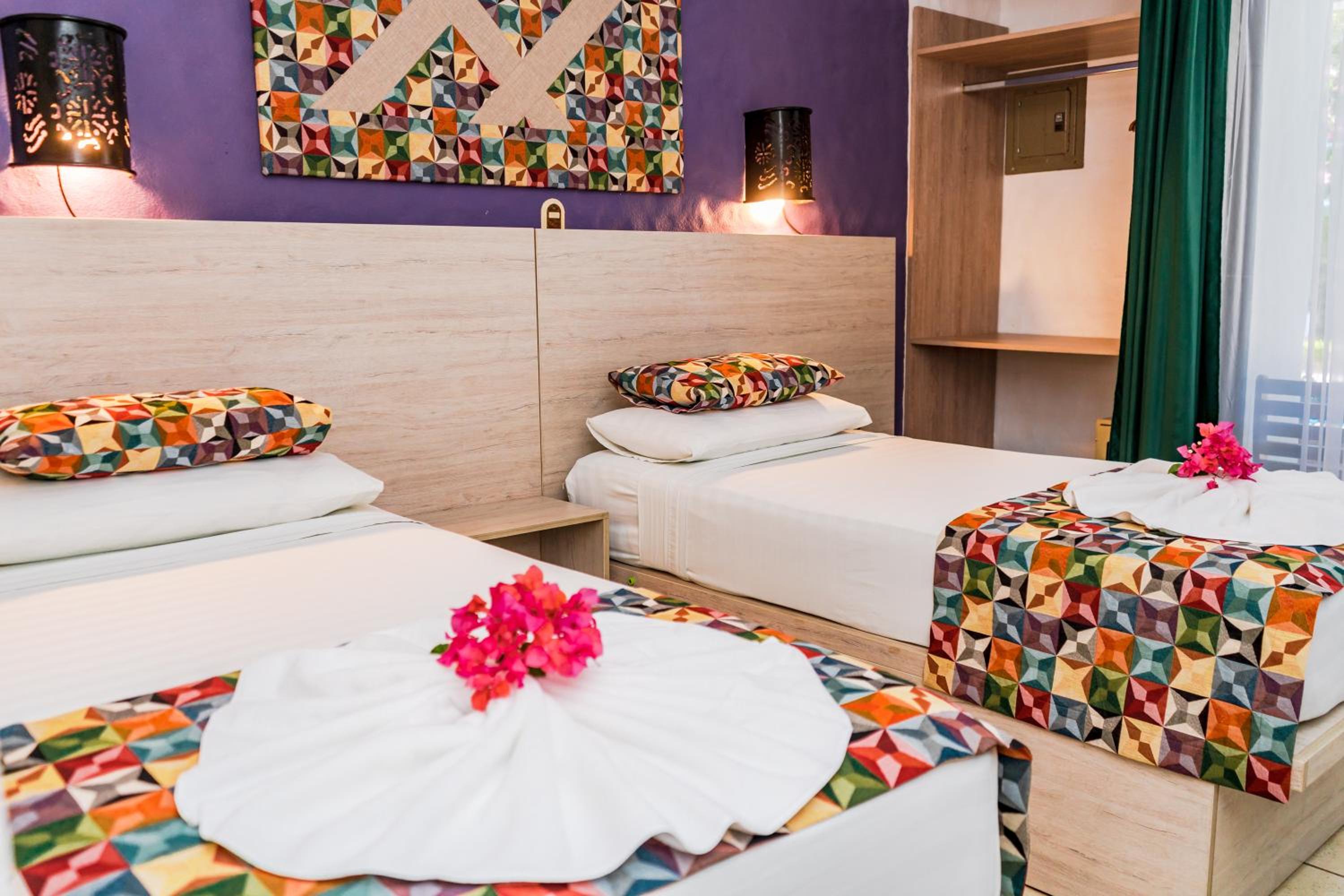 Triple Room with Pool View - Photo 5