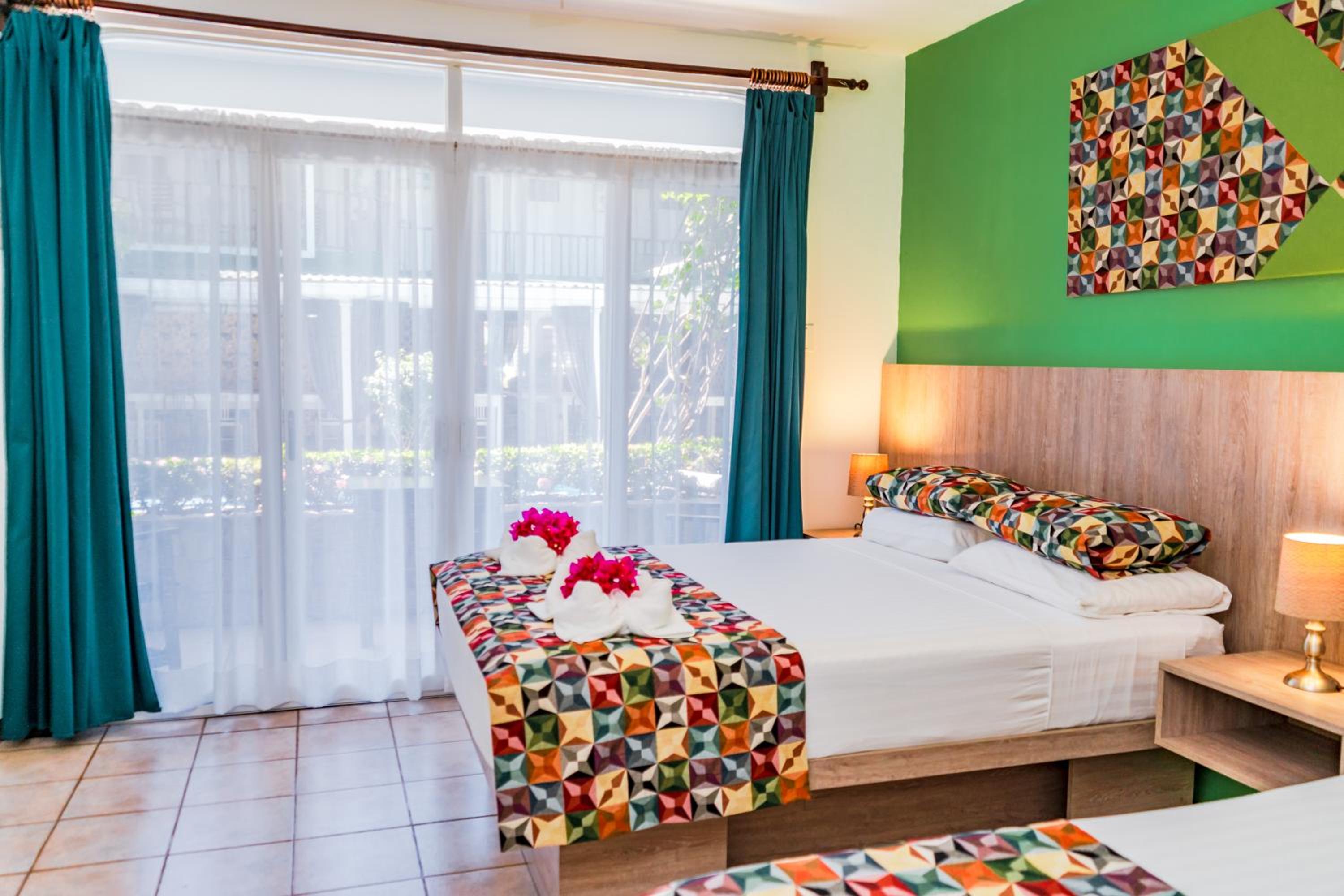 Triple Room with Pool View - Photo 2