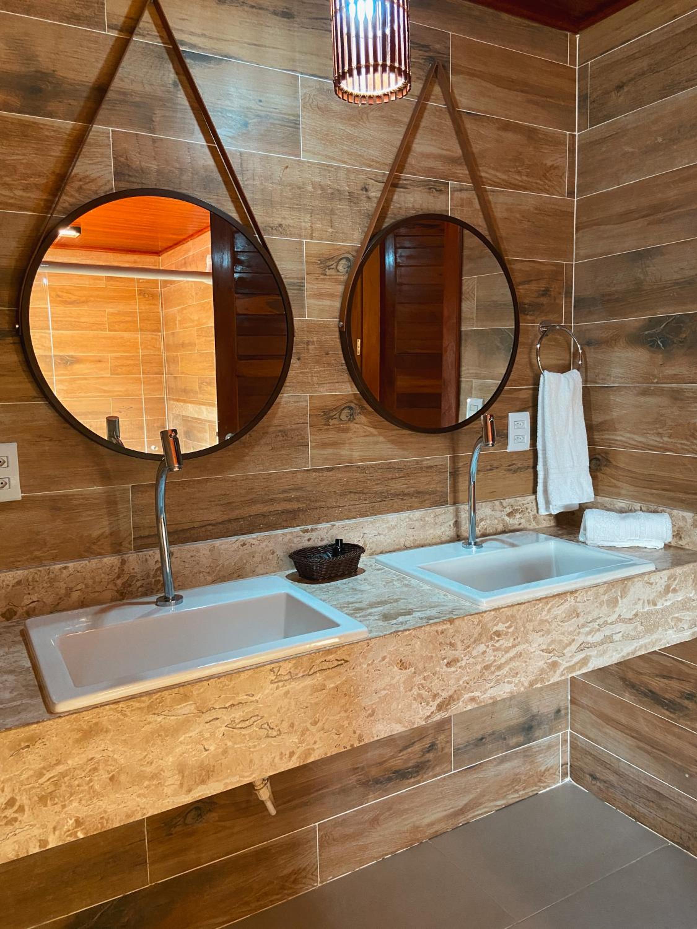 Queen Suite with Spa Bath photo 3