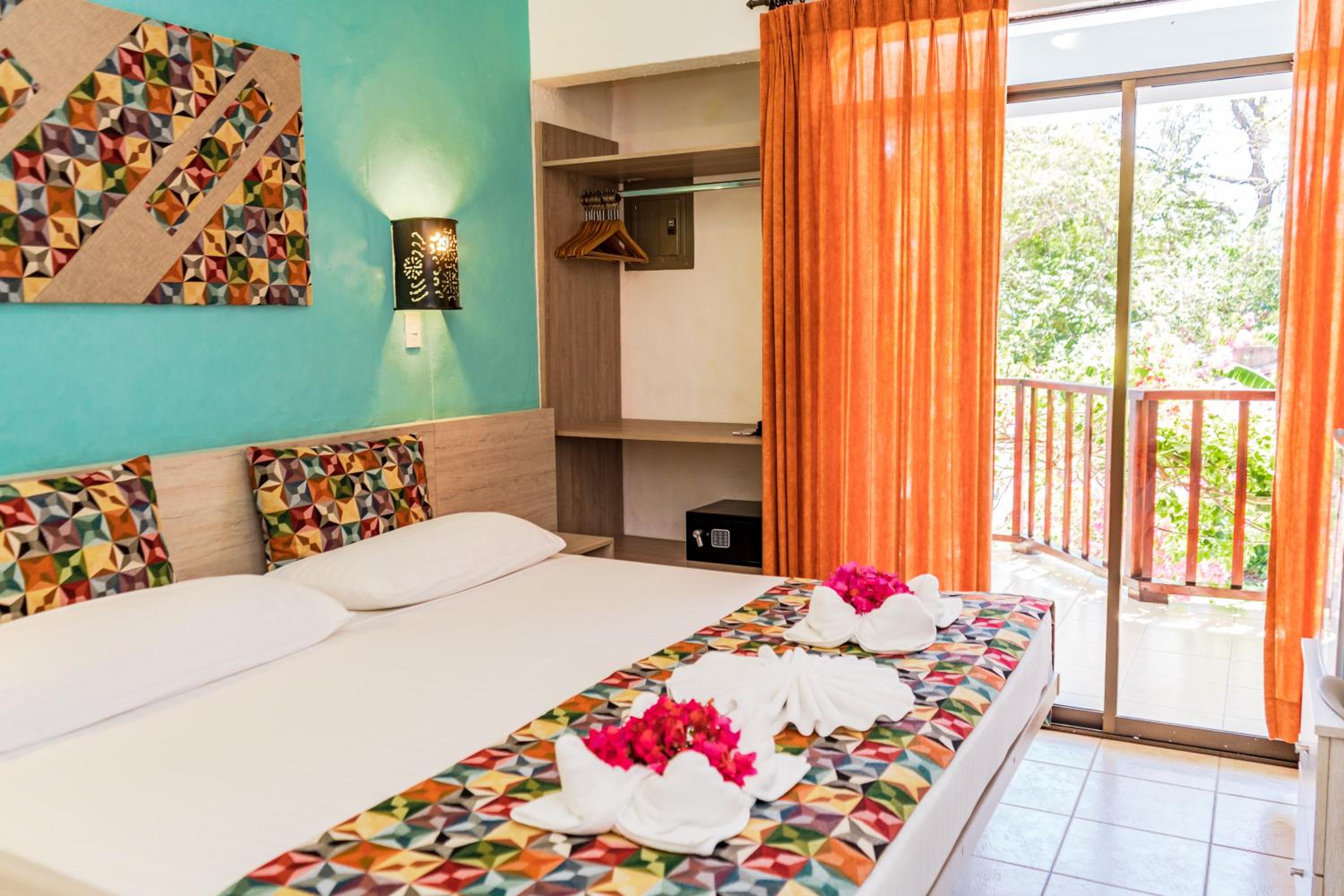 Double Room with Pool View - Photo 3