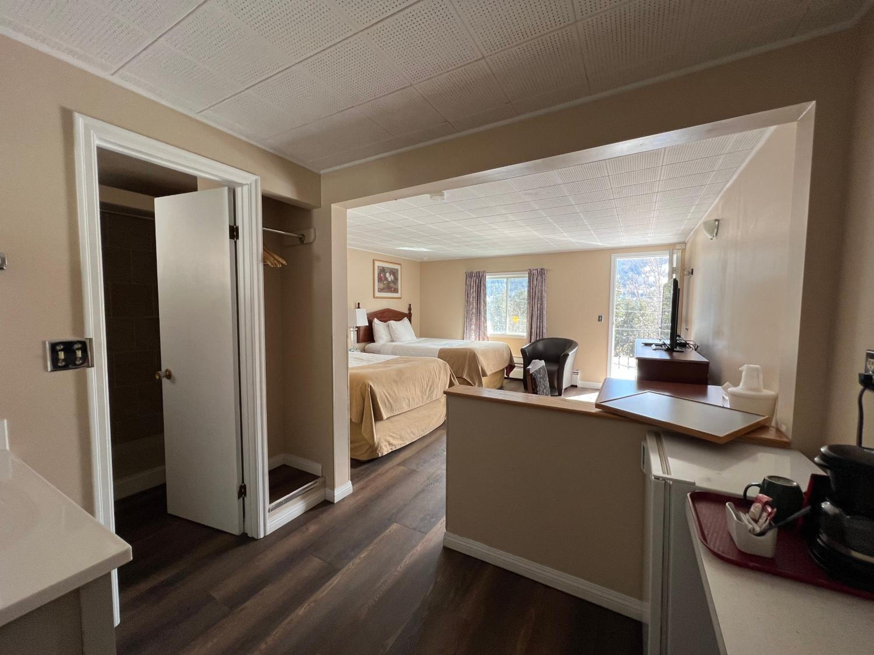 Double Room with Two Double Beds photo 2