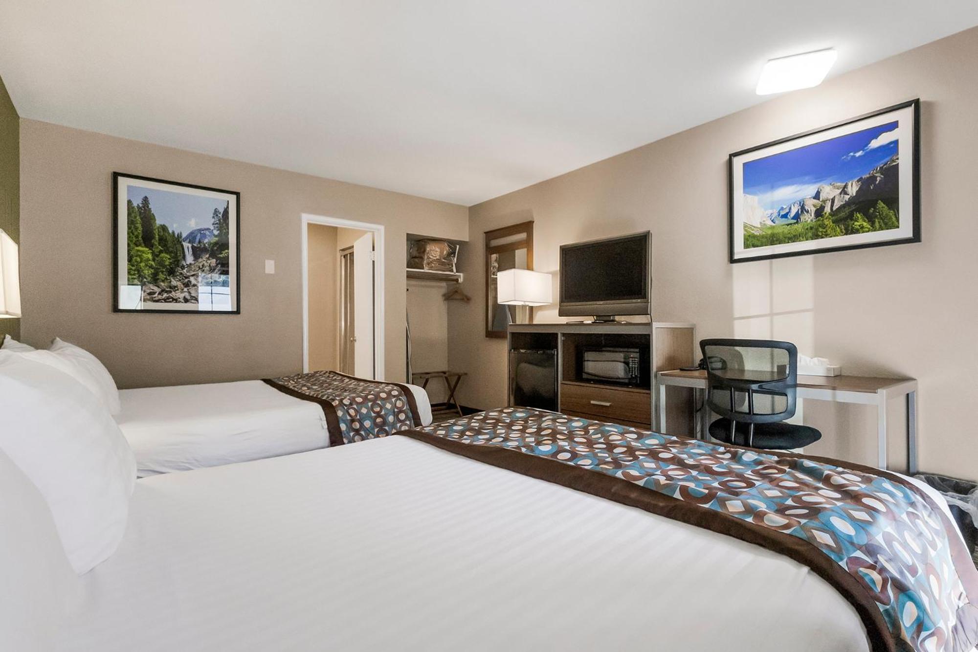 Queen Room with Two Queen Beds - Photo 2