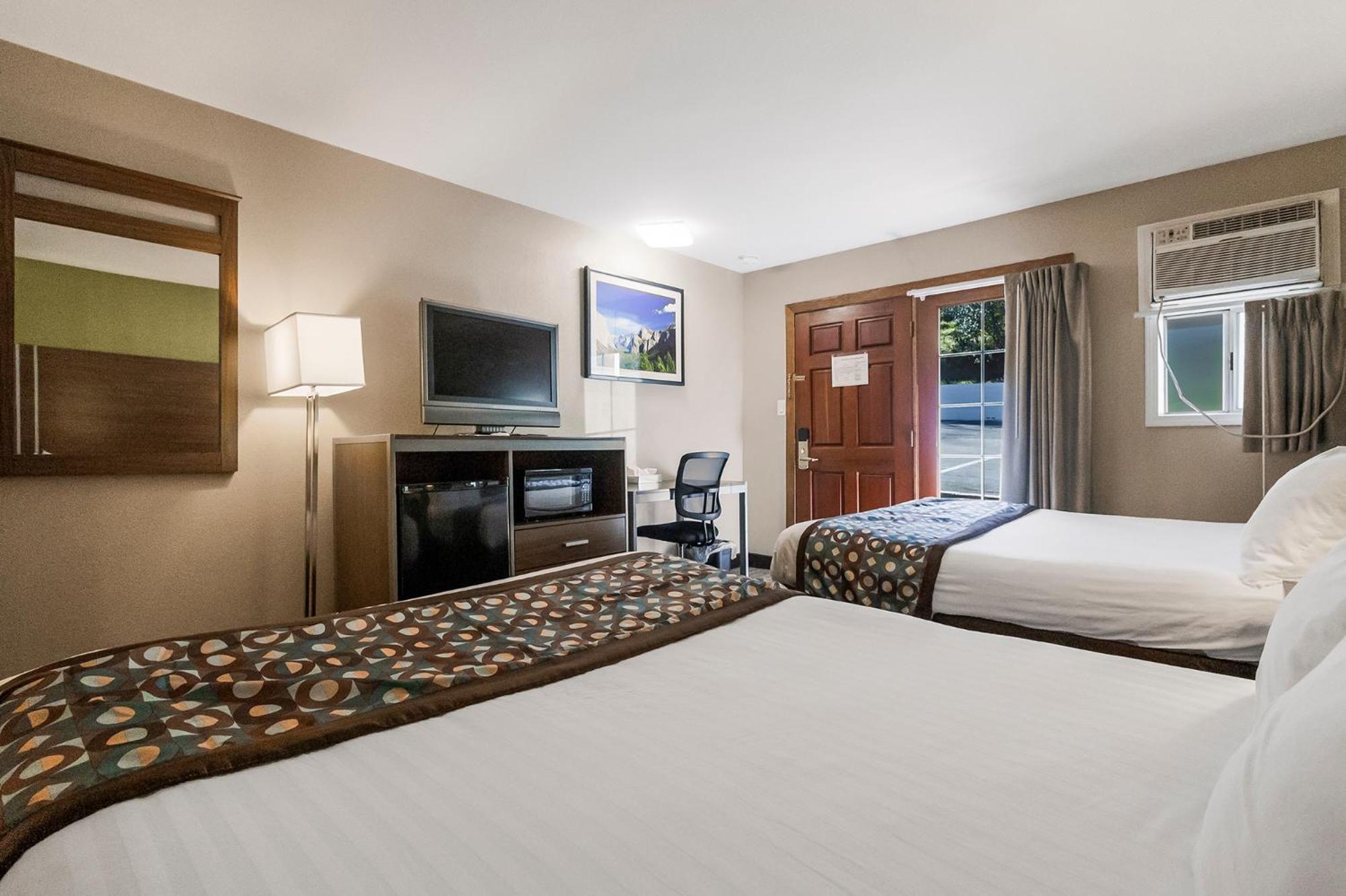 Queen Room with Two Queen Beds - Photo 8