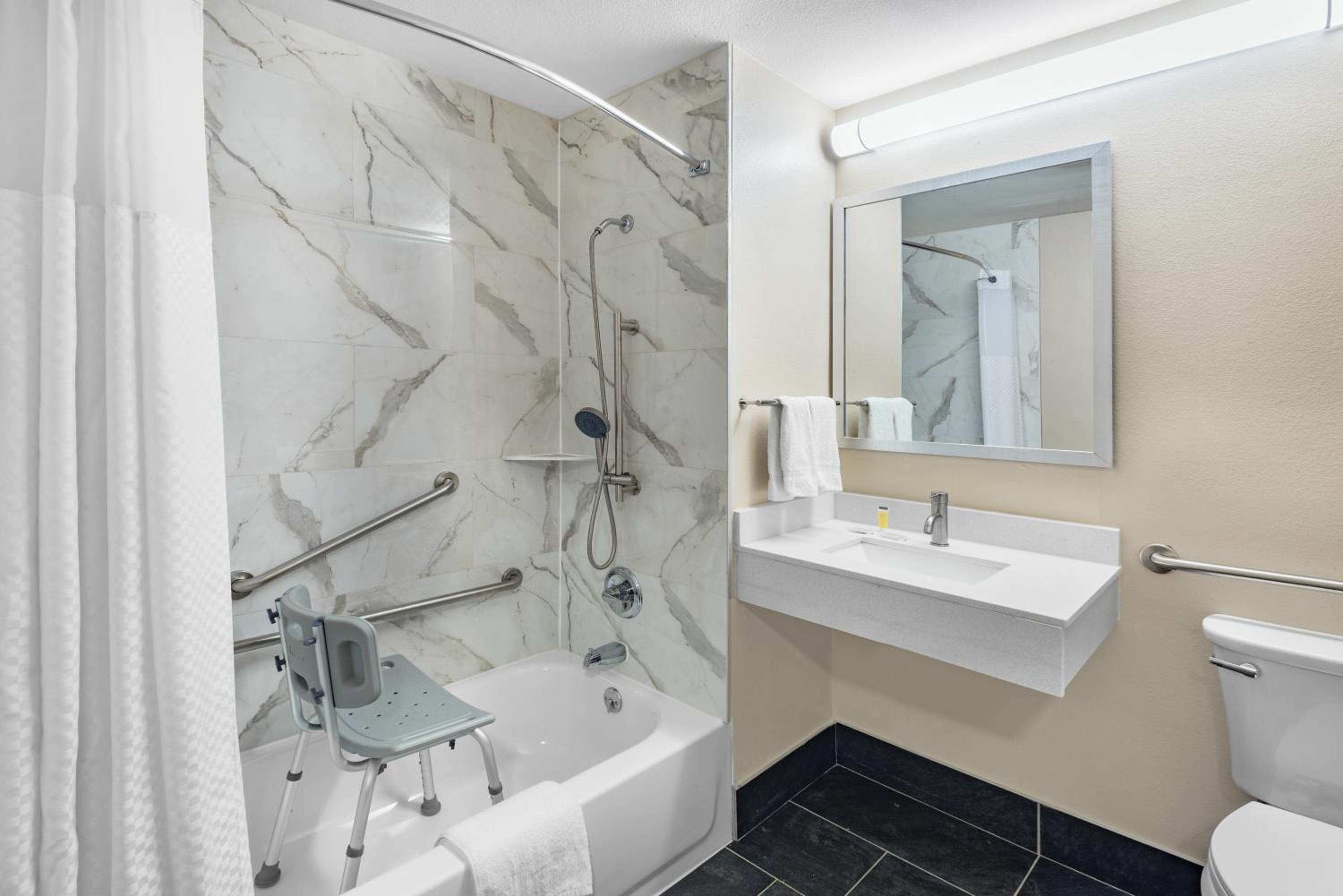King Room with Bath Tub - Mobility Accessible/Non-Smoking - Photo 2