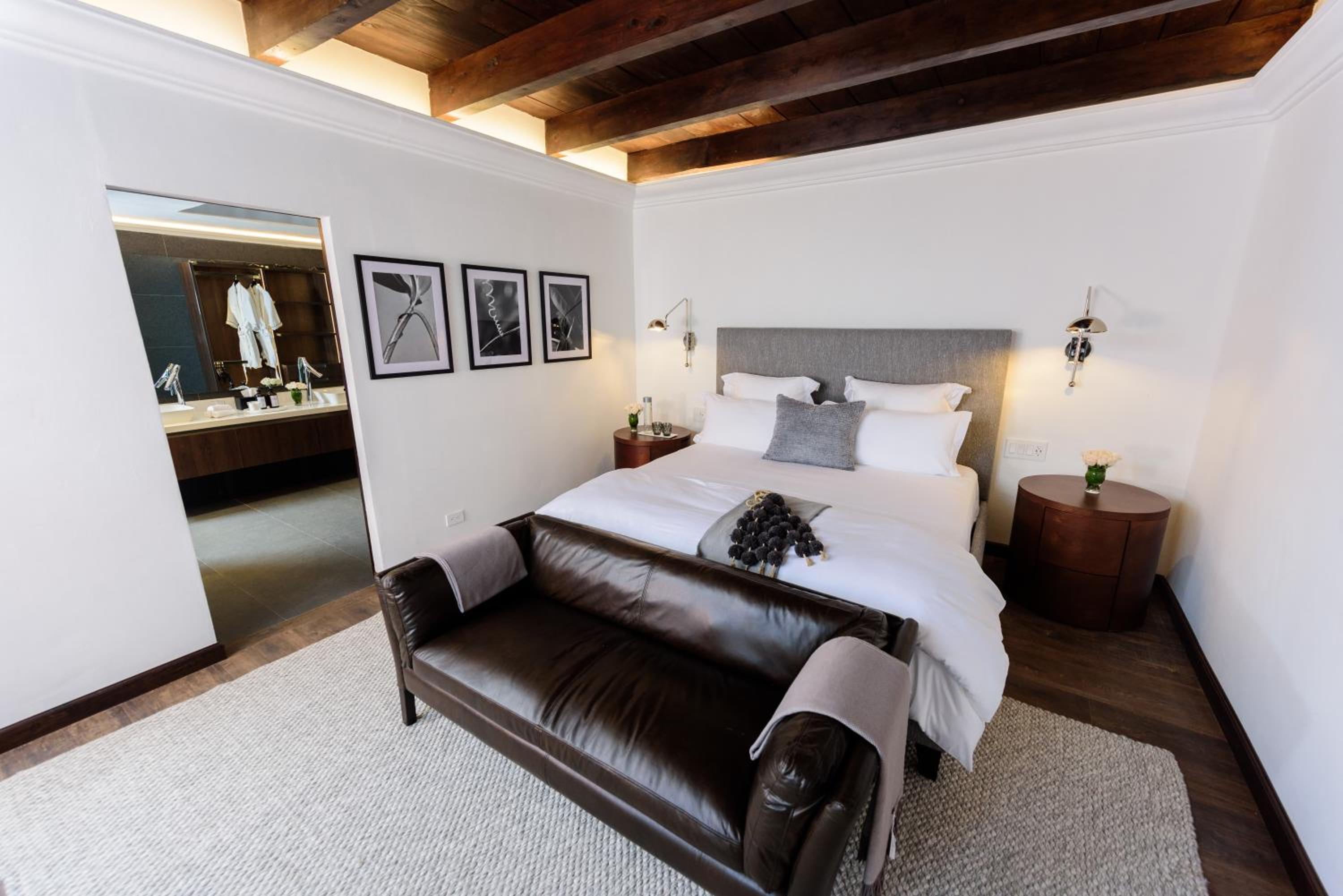 Suite with Hot Tub photo 1