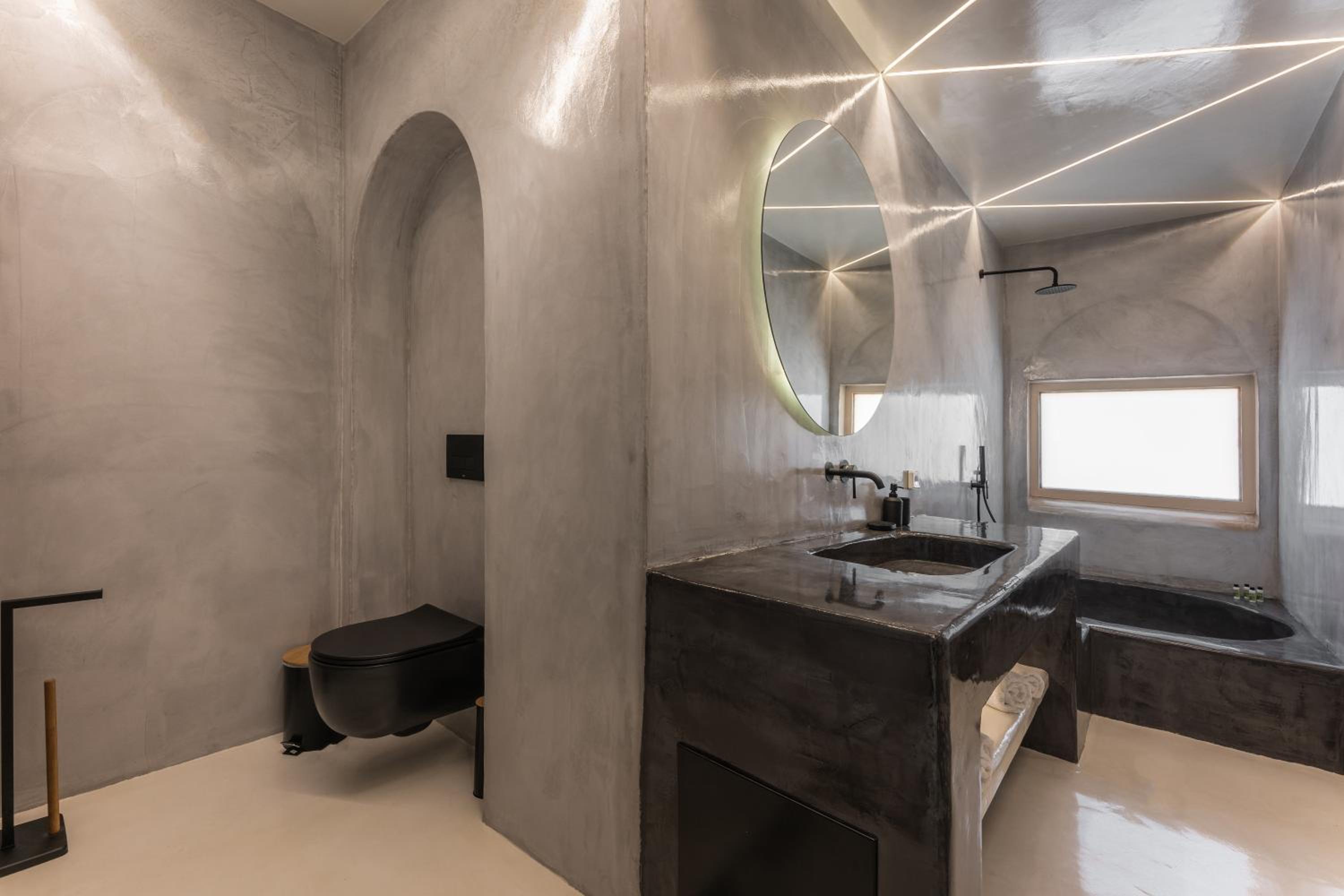 King Suite with Outdoor Hot Tub & Sea View photo 2
