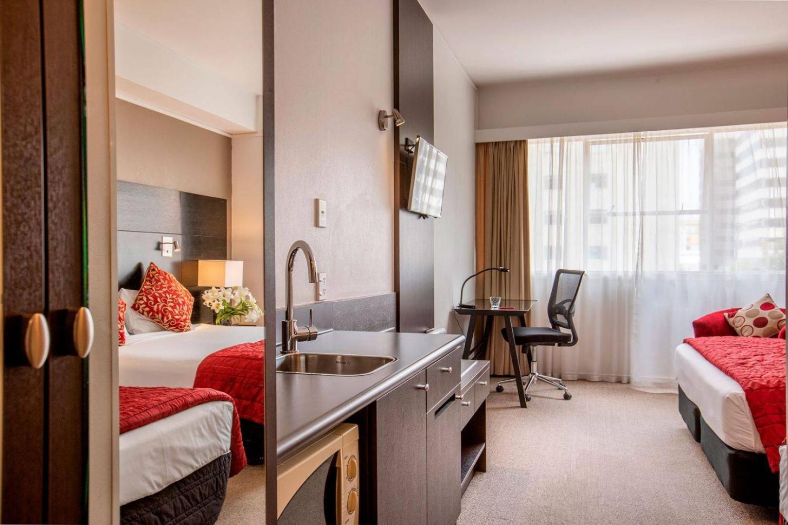Standard King Room with Single Bed - Photo 3
