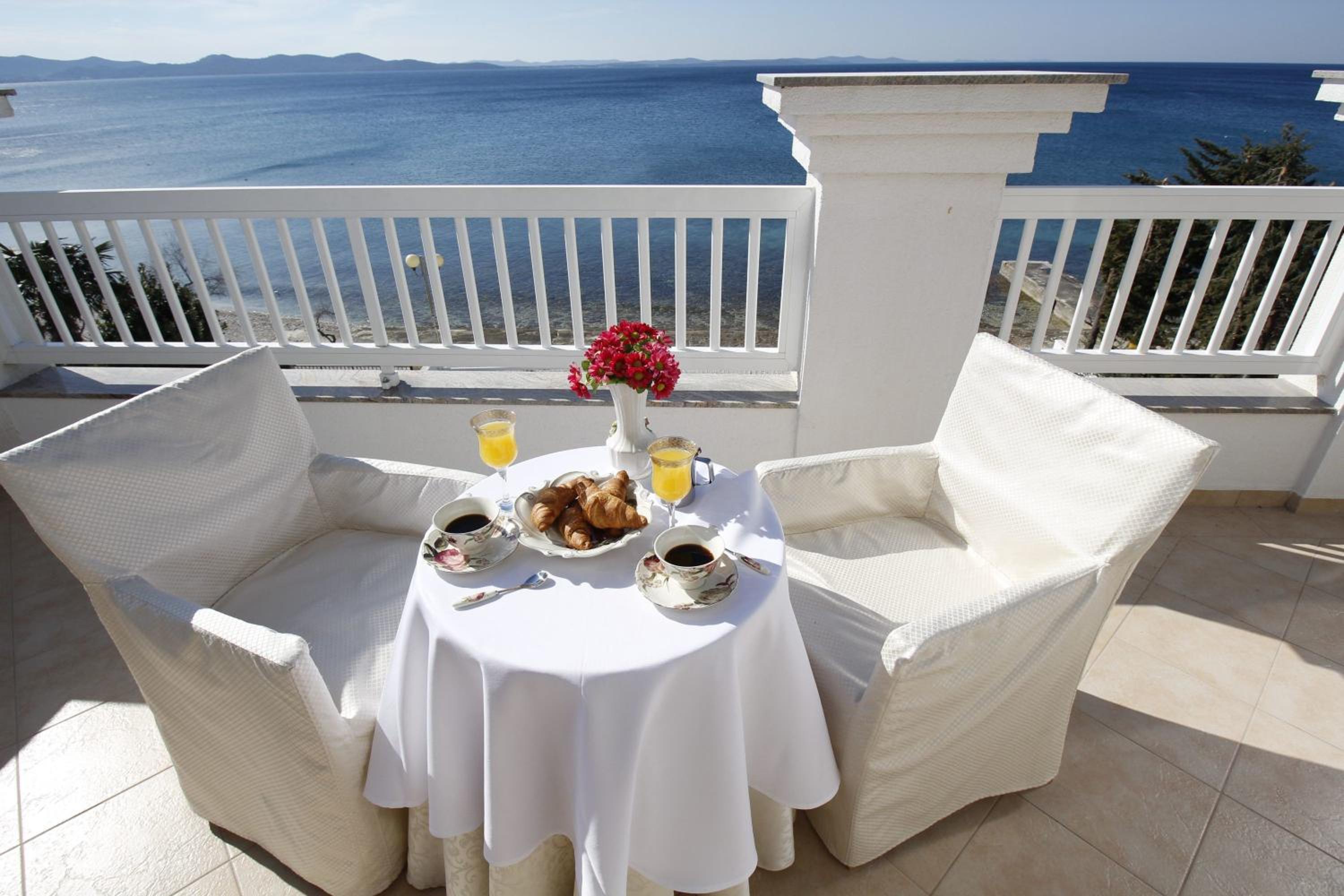 Suite with Balcony and Sea View - Photo 5