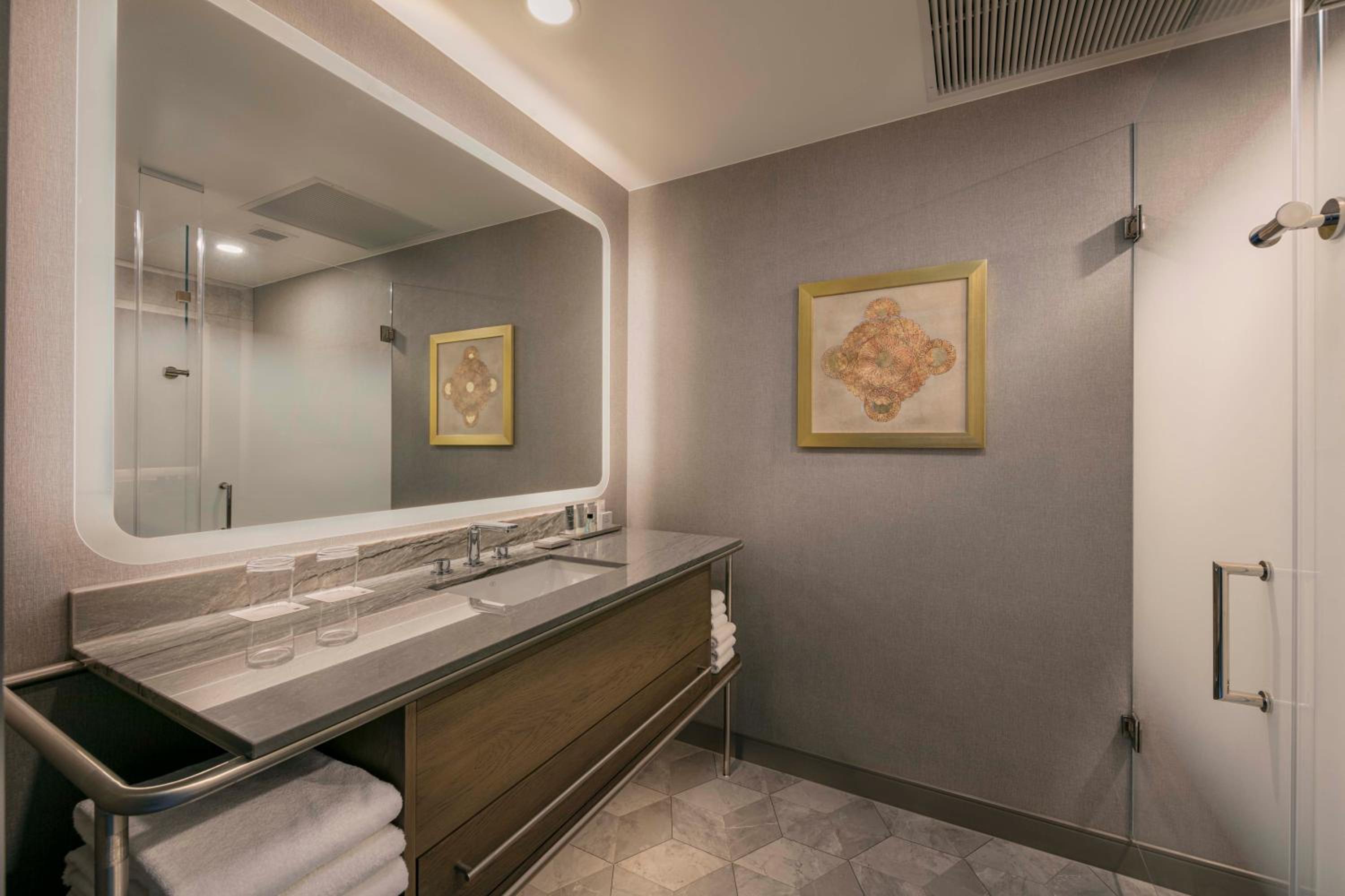 Guest room with 2 queen beds, no view