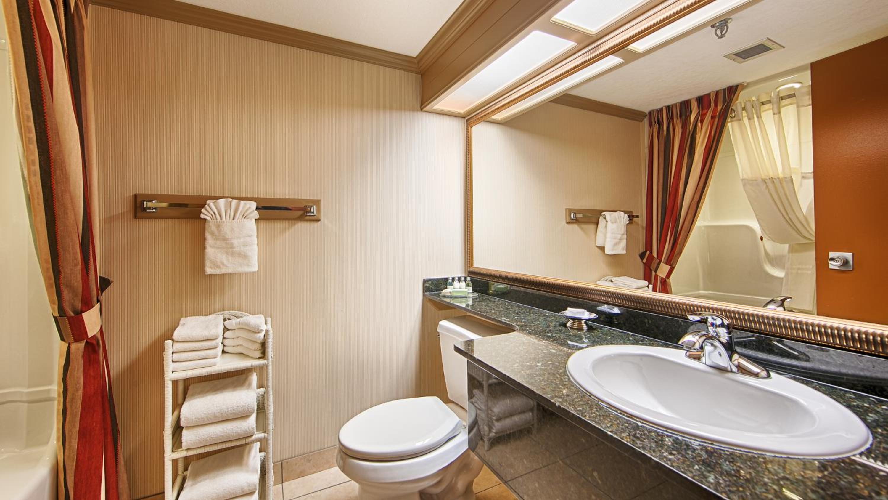 King Room with Jetted Tub - Non-Smoking - Photo 2