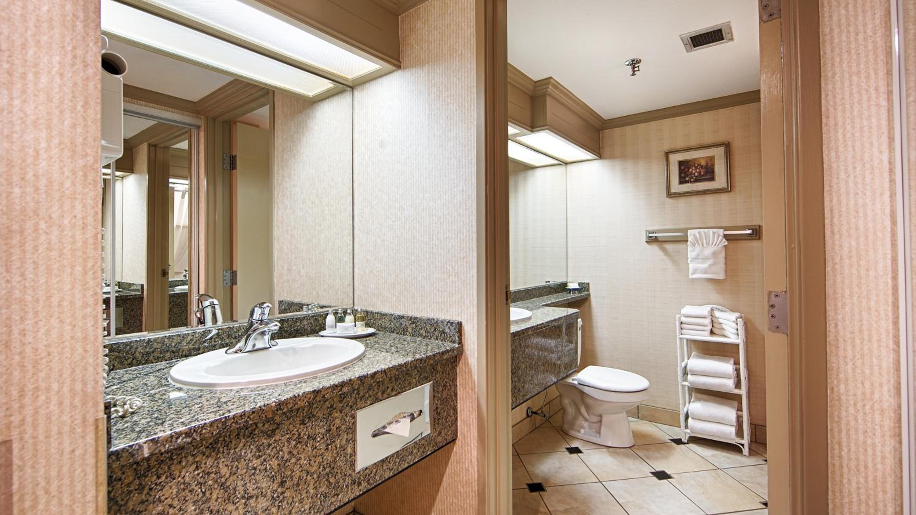 King Room with Jetted Tub - Non-Smoking - Photo 3