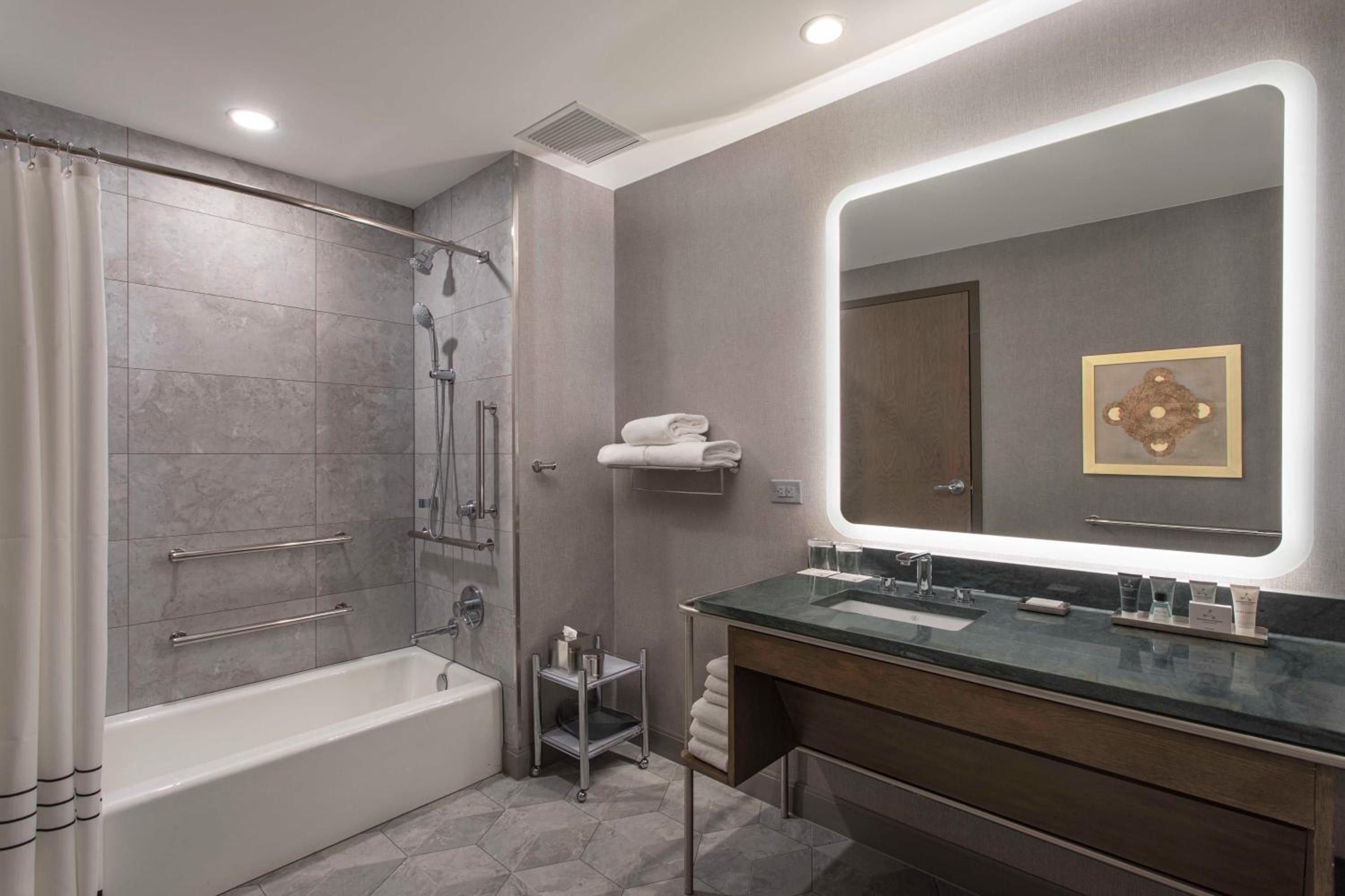 King Room with Adapted Tub - Mobility Accessible/High Floor thumbnail 6