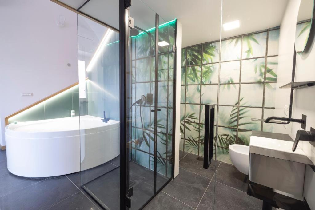 King Room with Spa Bath photo 2