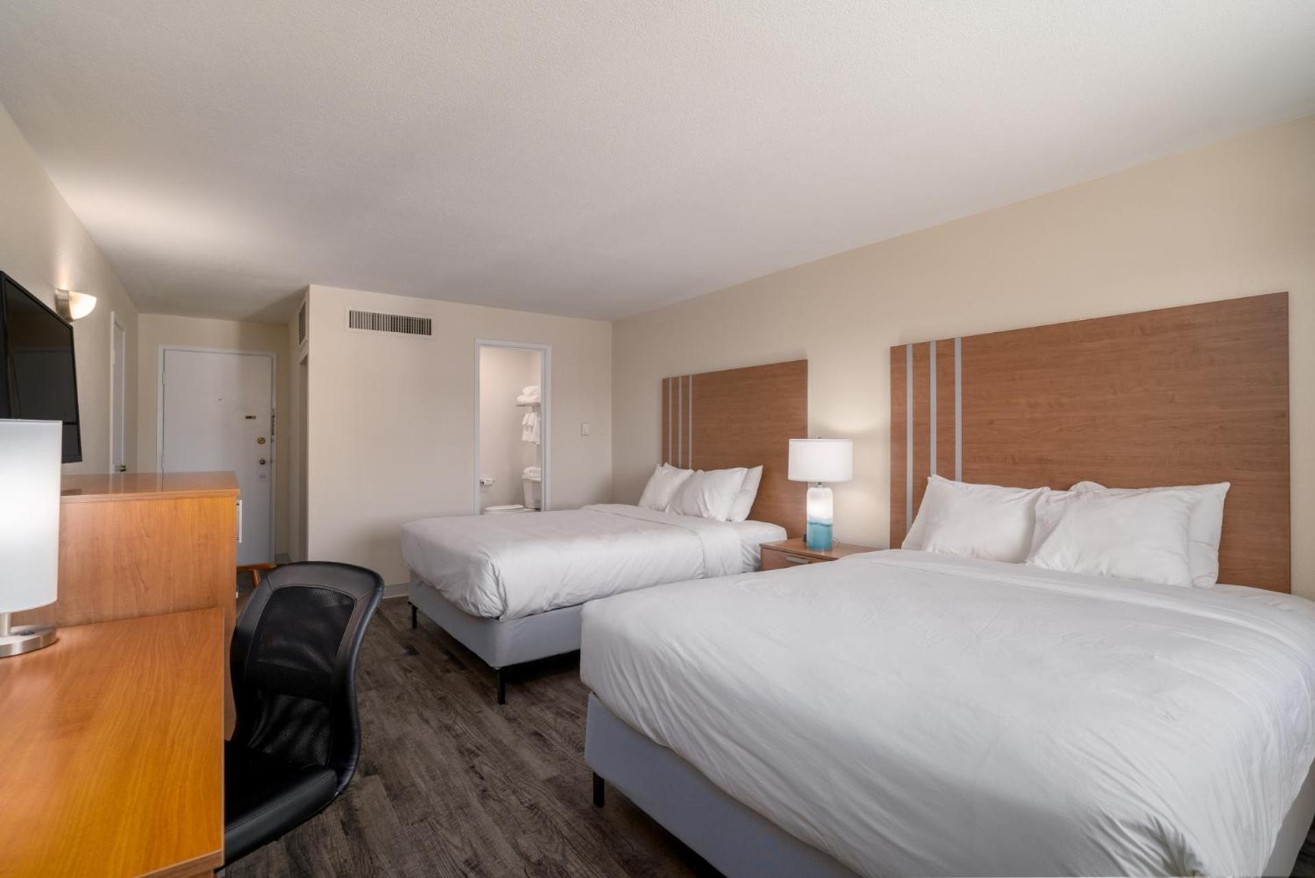 Queen Room with Balcony photo 2