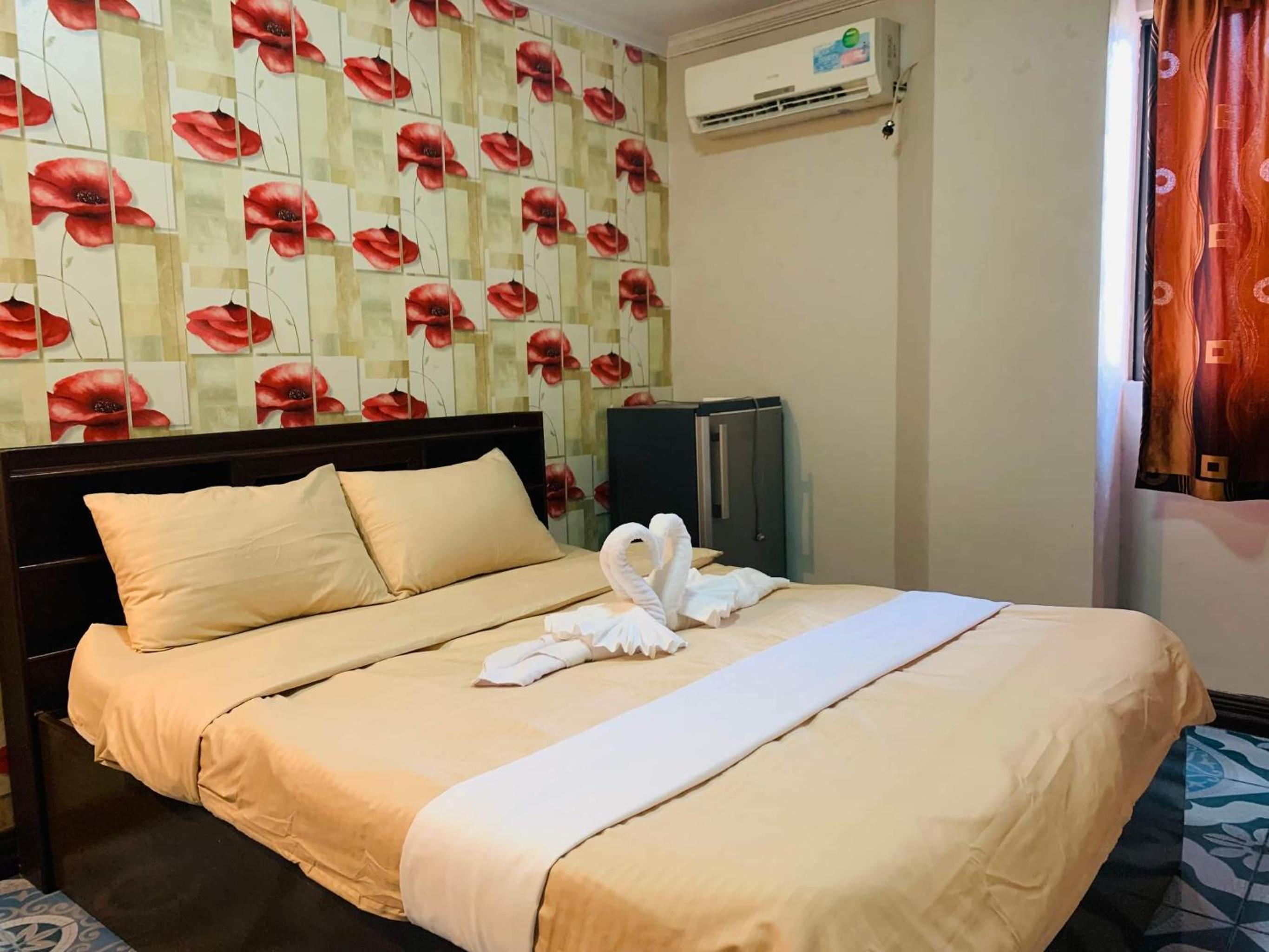 Queen Room photo 2