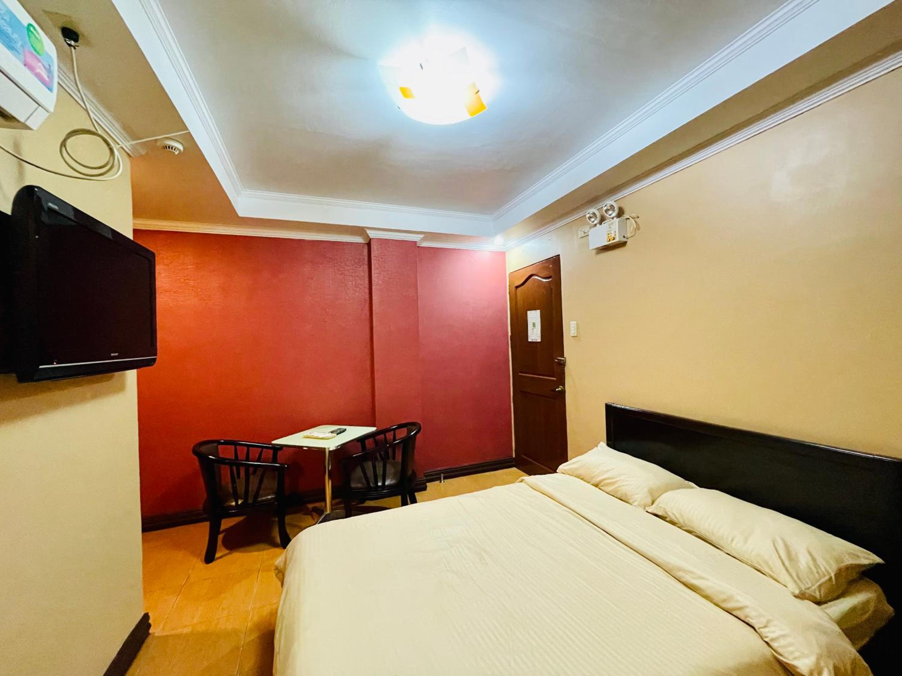 Queen Room photo 1