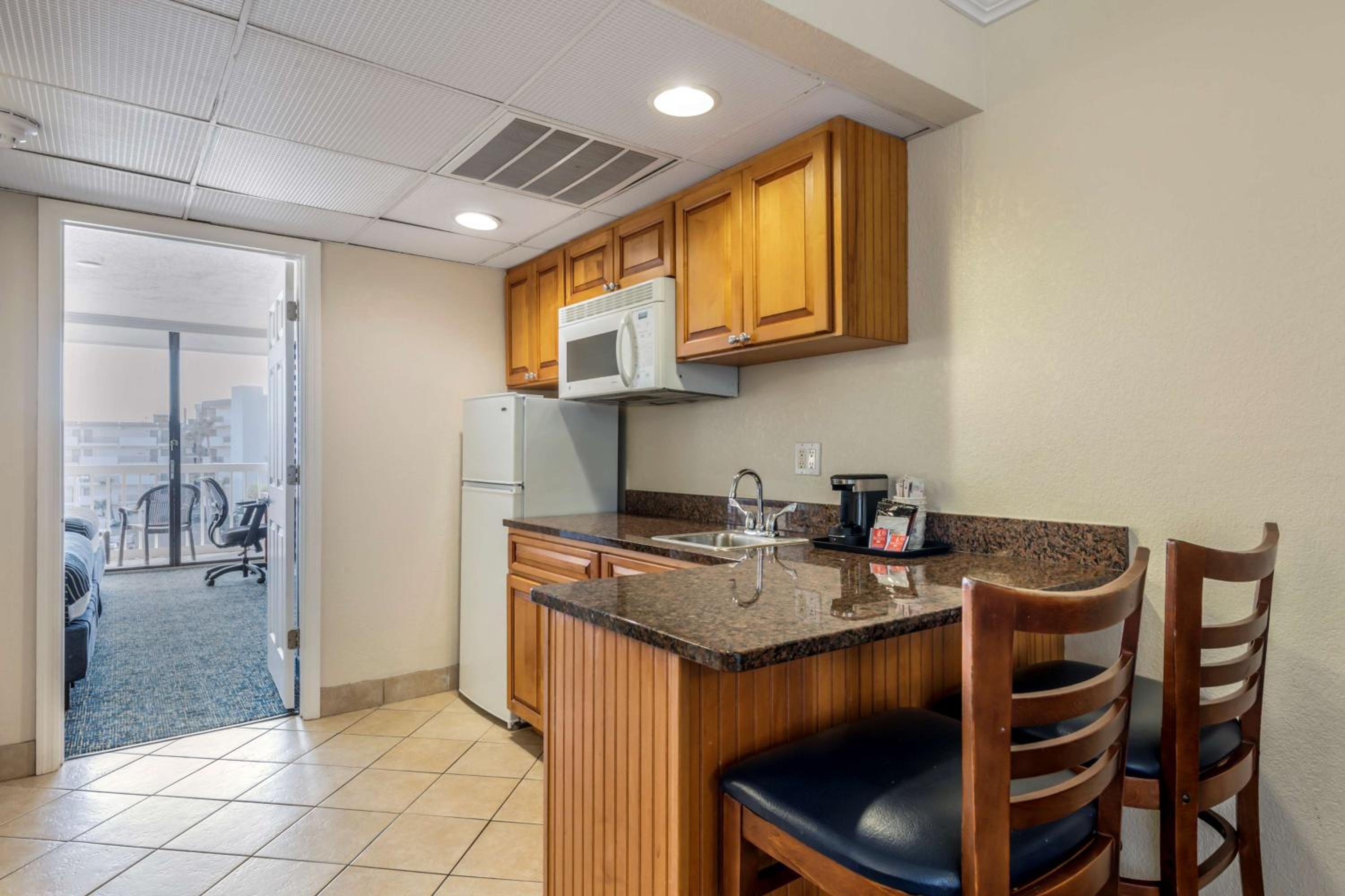 Family Suite with 2 Queen Beds with Kitchenette - Photo 5