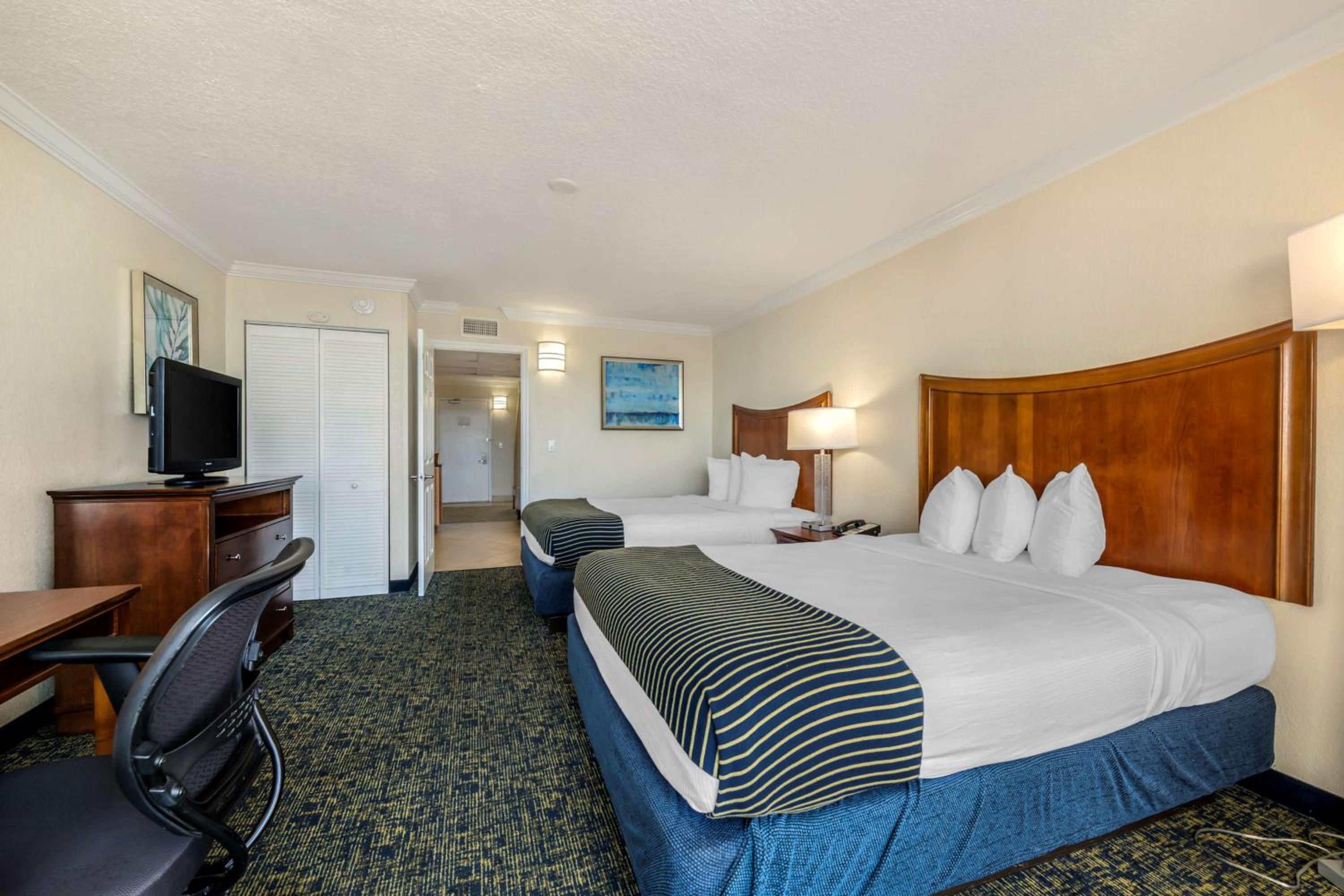 Family Suite with 2 Queen Beds with Kitchenette - Photo 2