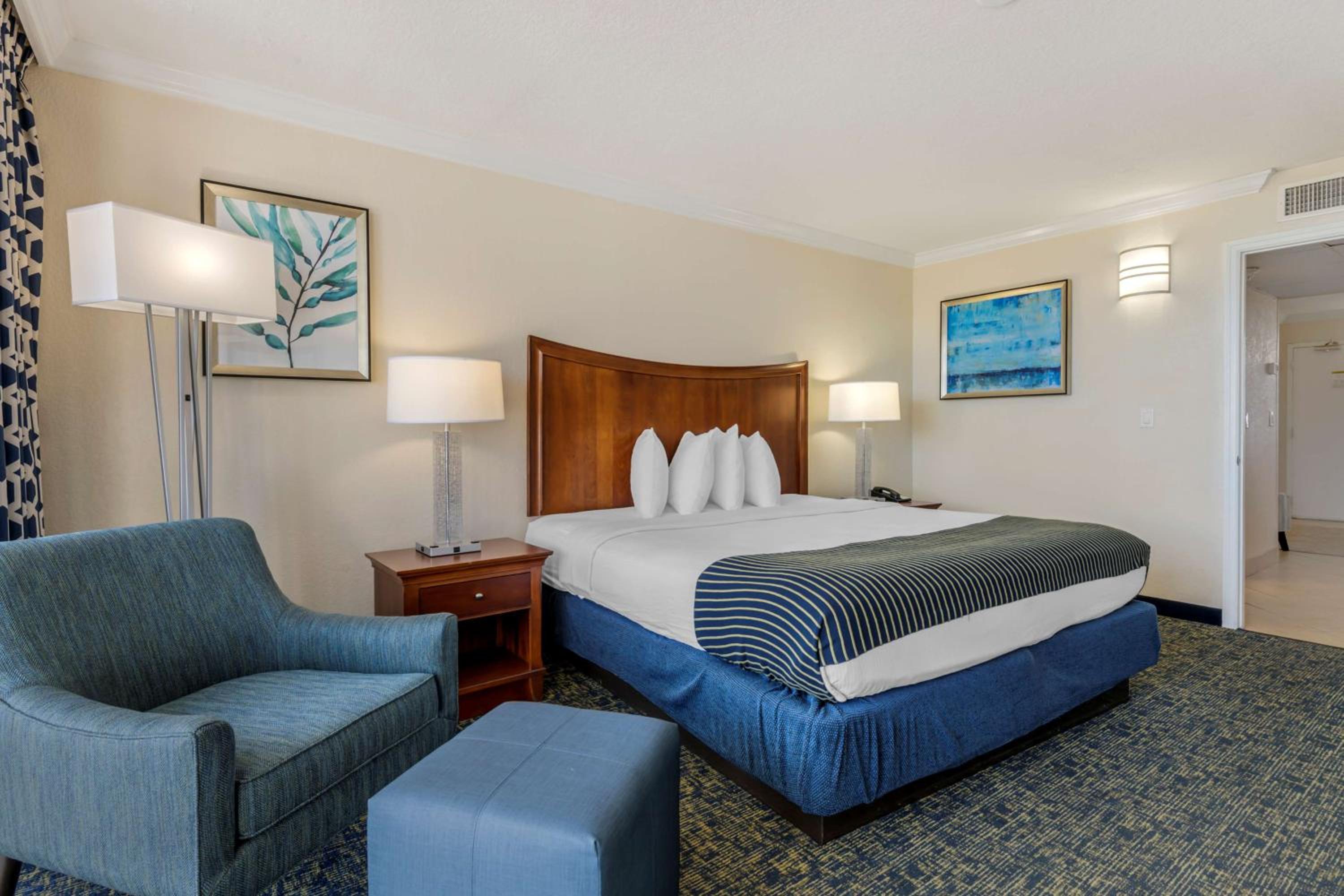 Family Suite with 1 King Bed with Kitchenette - Photo 2