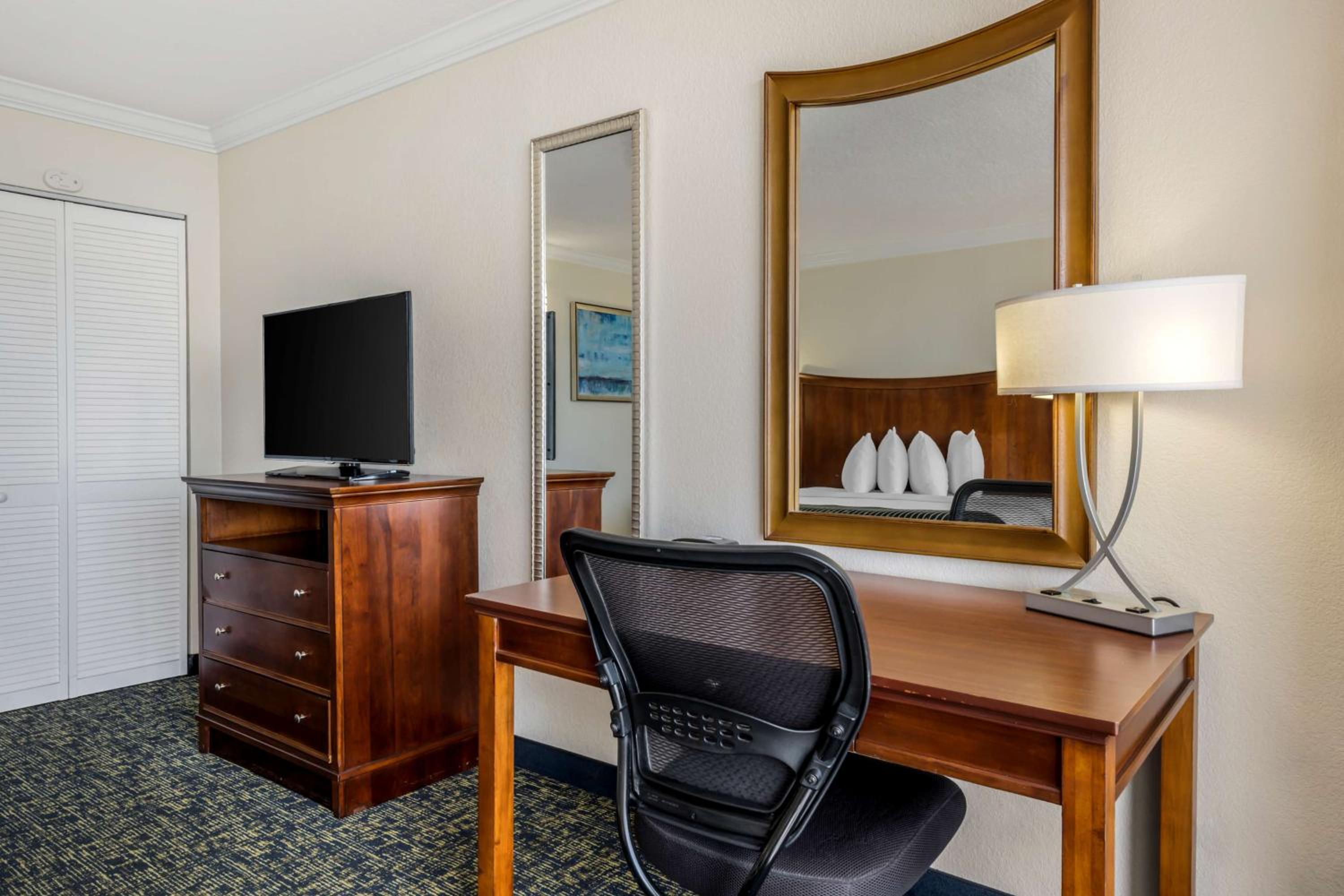 Family Suite with 1 King Bed with Kitchenette - Photo 5