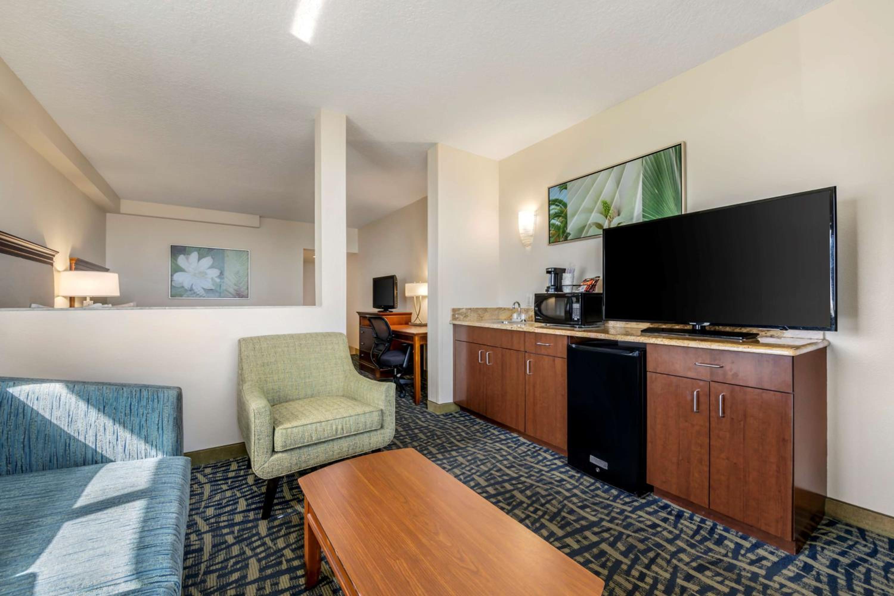 Oceanfront Junior Suite with Two Queen Beds and Balcony - Non-Smoking photo 2