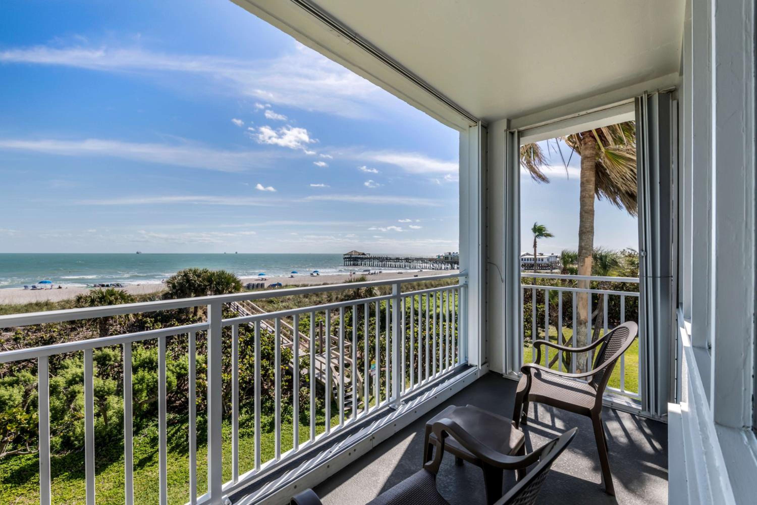 Oceanfront Junior King Suite with Balcony - Non-Smoking photo 3